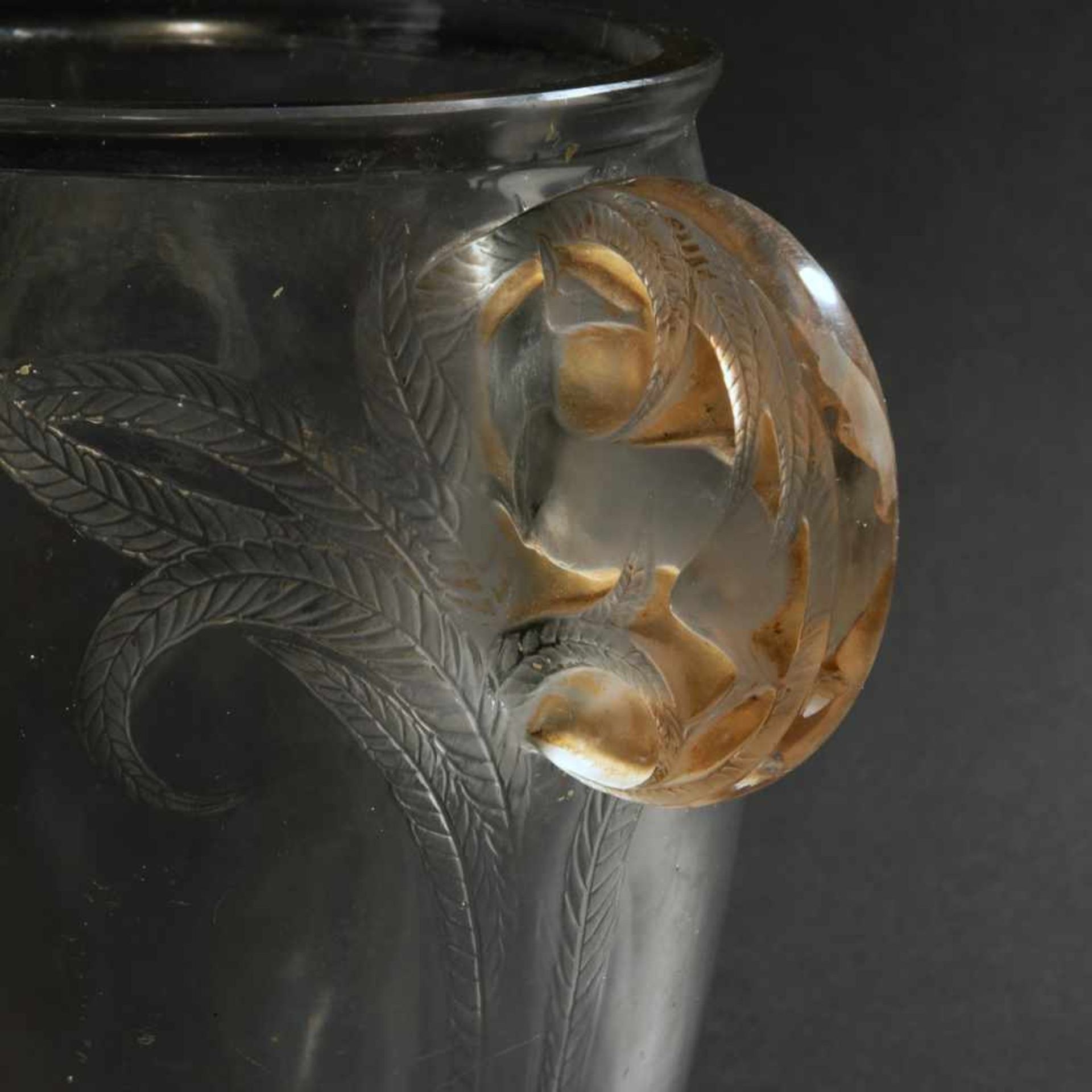 René Lalique, 'Yvelines' vase, 1926'Yvelines' vase, 1926H. 19.5 cm. Clear moulded glass, partially - Bild 2 aus 3