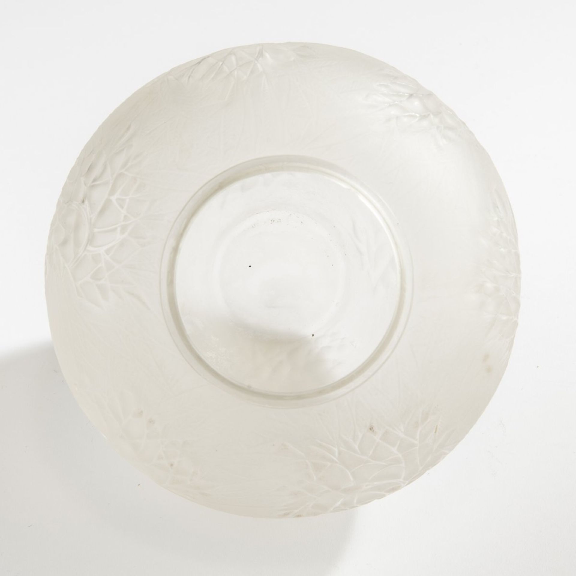 René Lalique, Vase 'Esterel', 1923Vase 'Esterel', 1923H. 15.2 cm. Clear mould-blown glass, partially - Bild 3 aus 5