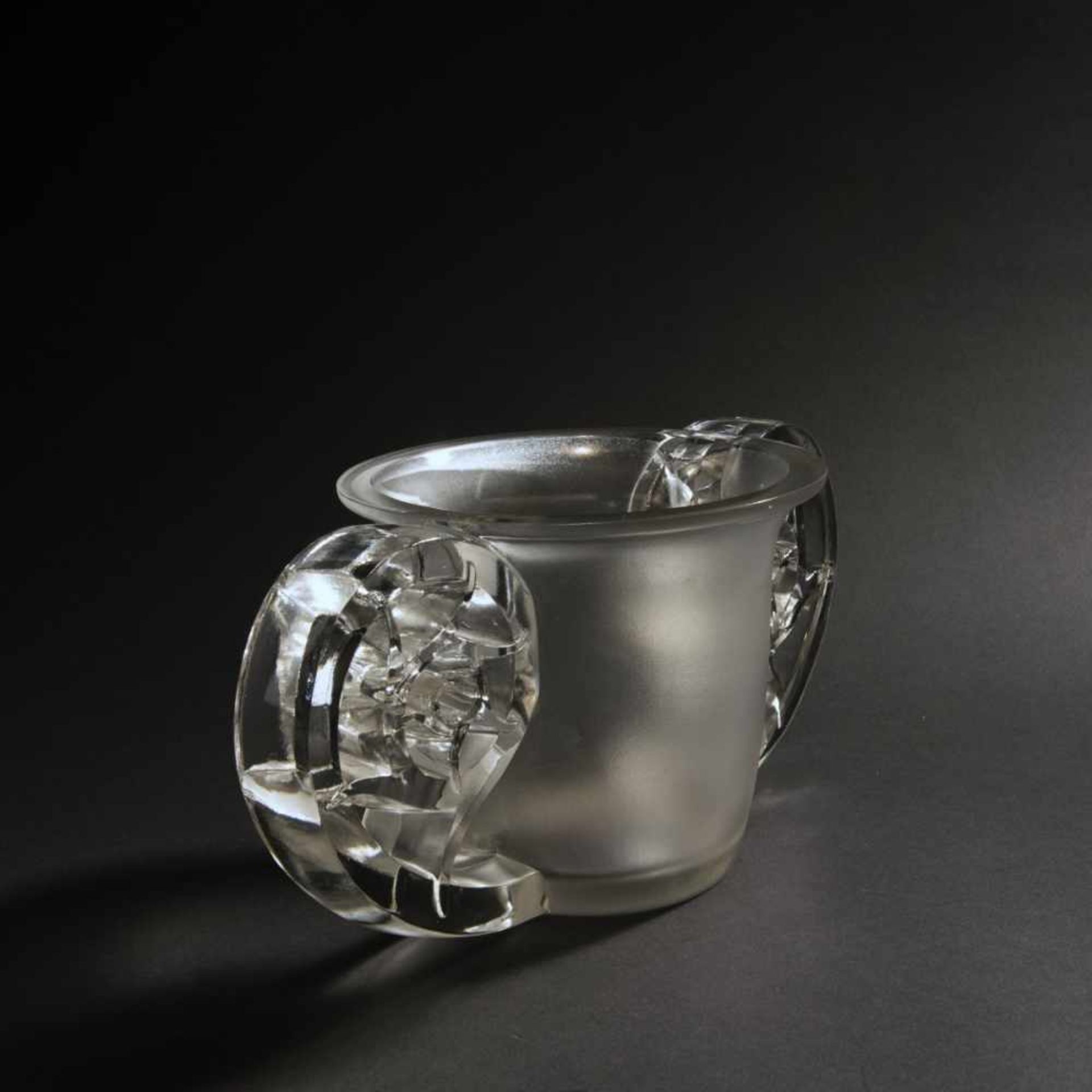 René Lalique, 'Pierrefonds' vase, 1926'Pierrefonds' vase, 1926H. 15.5 cm. Clear moulded glass, - Bild 2 aus 3