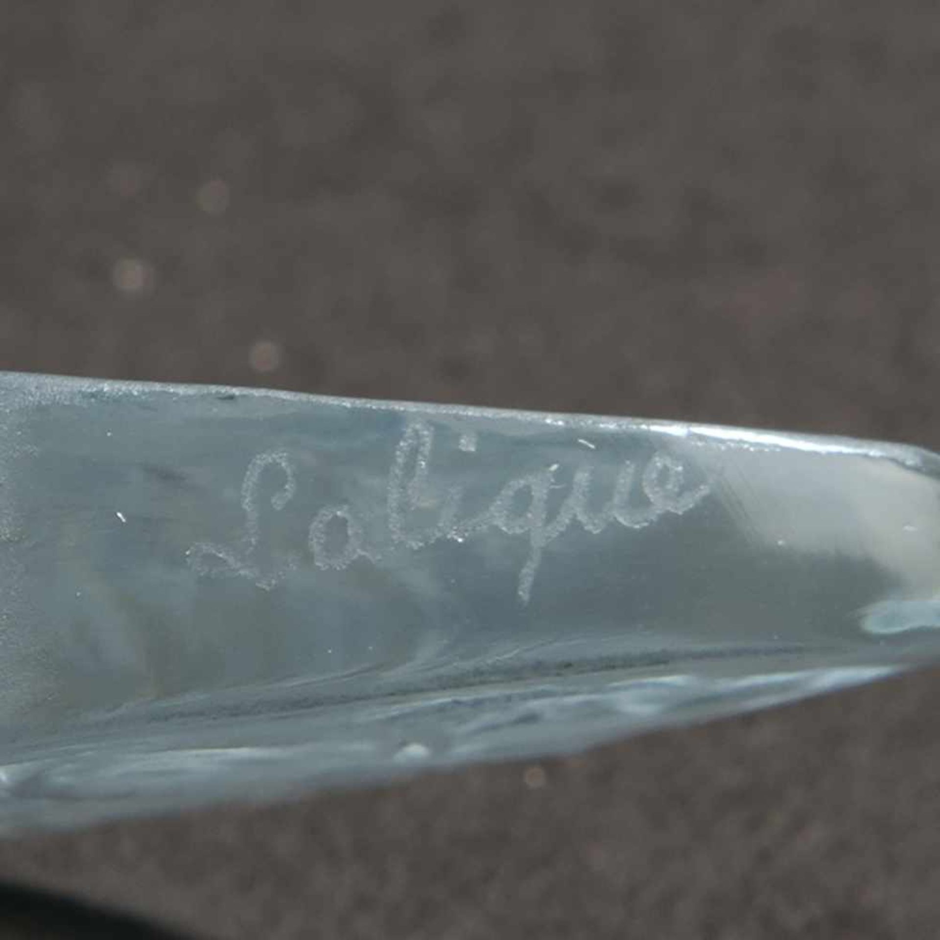 René Lalique, 'Papillon' stamp, 1919'Papillon' stamp, 1919H. 5 cm. Clear moulded glass, blue - Bild 2 aus 2