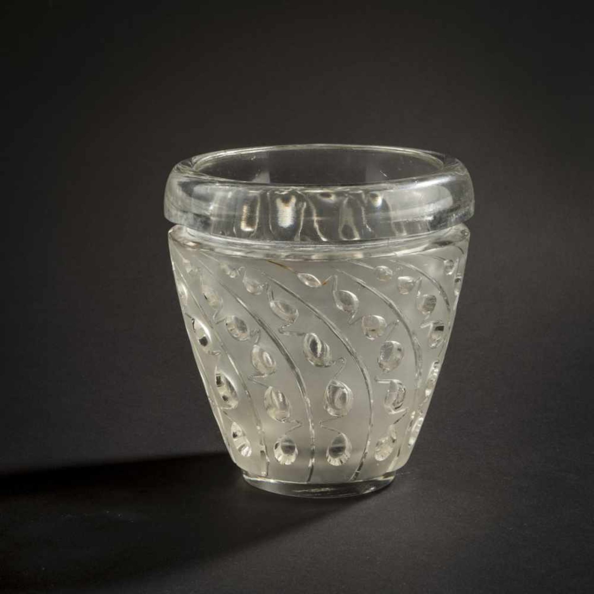 René Lalique, 'Lemna' vase, 1934'Lemna' vase, 1934H. 18.5 cm. Clear moulded glass, satined. - Bild 2 aus 5