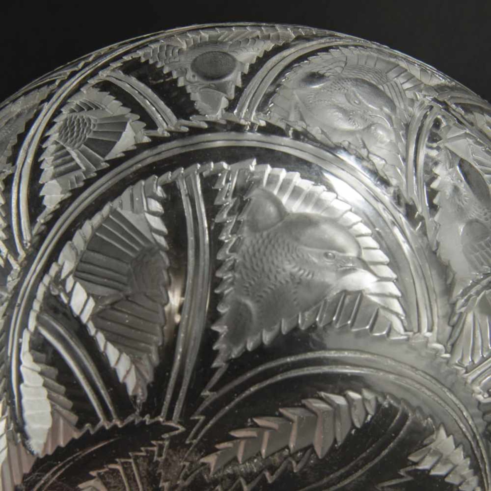 René Lalique, 'Pinsons' bowl, 1933'Pinsons' bowl, 1933H. 9 cm, d. 23.5 cm. Clear moulded glass, - Bild 4 aus 5