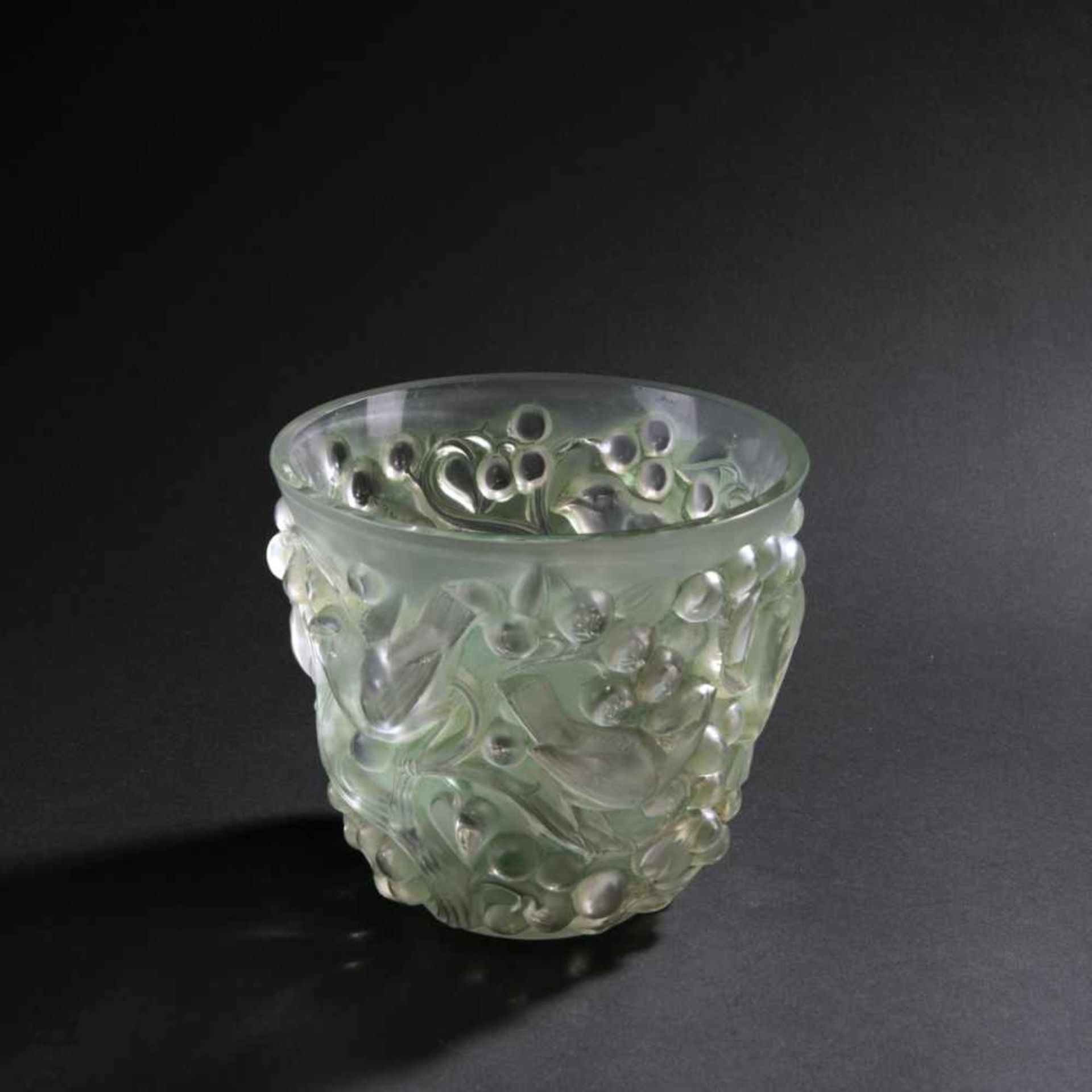 René Lalique, 'Avallon' vase, 1927'Avallon' vase, 1927H. 14.7 cm. Clear moulded glass, the base - Bild 2 aus 3