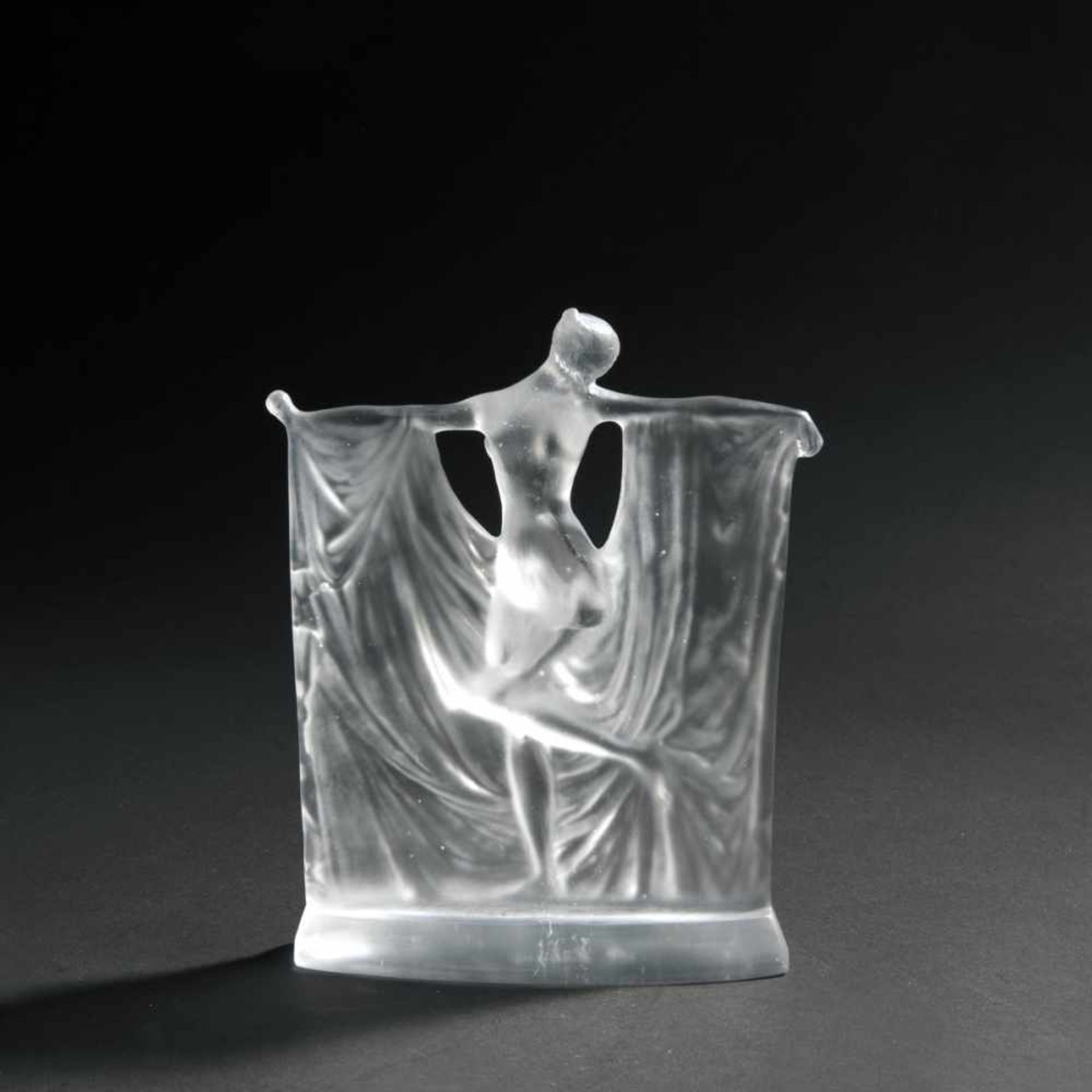 René Lalique, Sculpture 'Suzanne', 1925Sculpture 'Suzanne', 1925H. 21,7 cm. Clear moulded glass, - Bild 3 aus 4