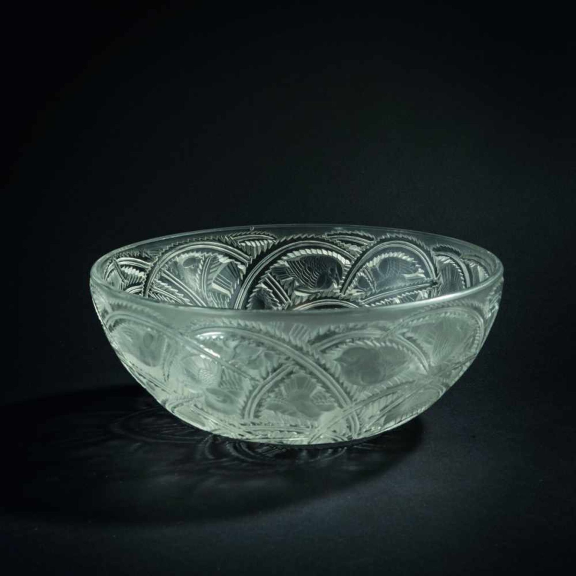 René Lalique, 'Pinsons' bowl, 1933'Pinsons' bowl, 1933H. 9 cm, d. 23.5 cm. Clear moulded glass, - Bild 3 aus 5