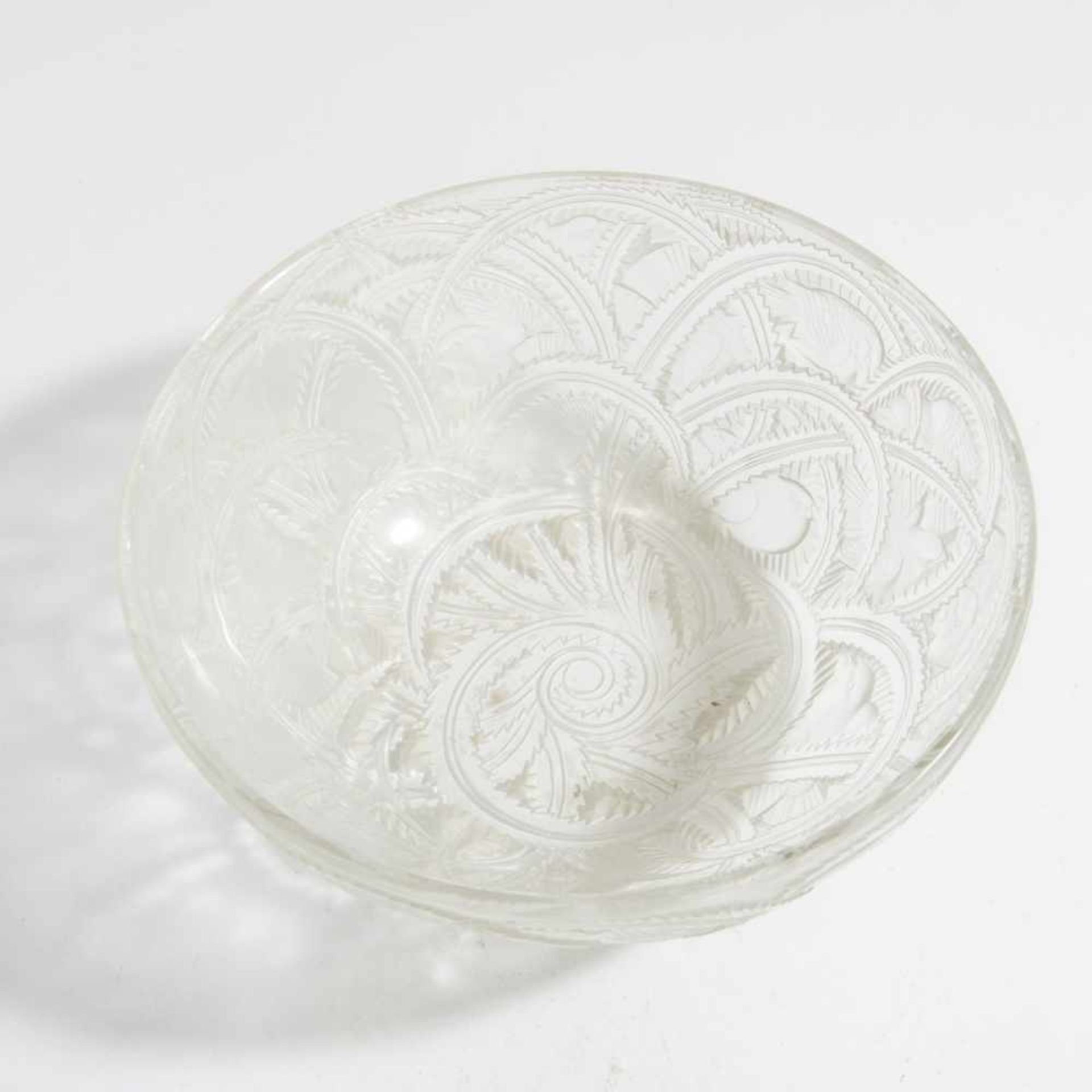René Lalique, 'Pinsons' bowl, 1933'Pinsons' bowl, 1933H. 9 cm, d. 23.5 cm. Clear moulded glass, - Bild 2 aus 5