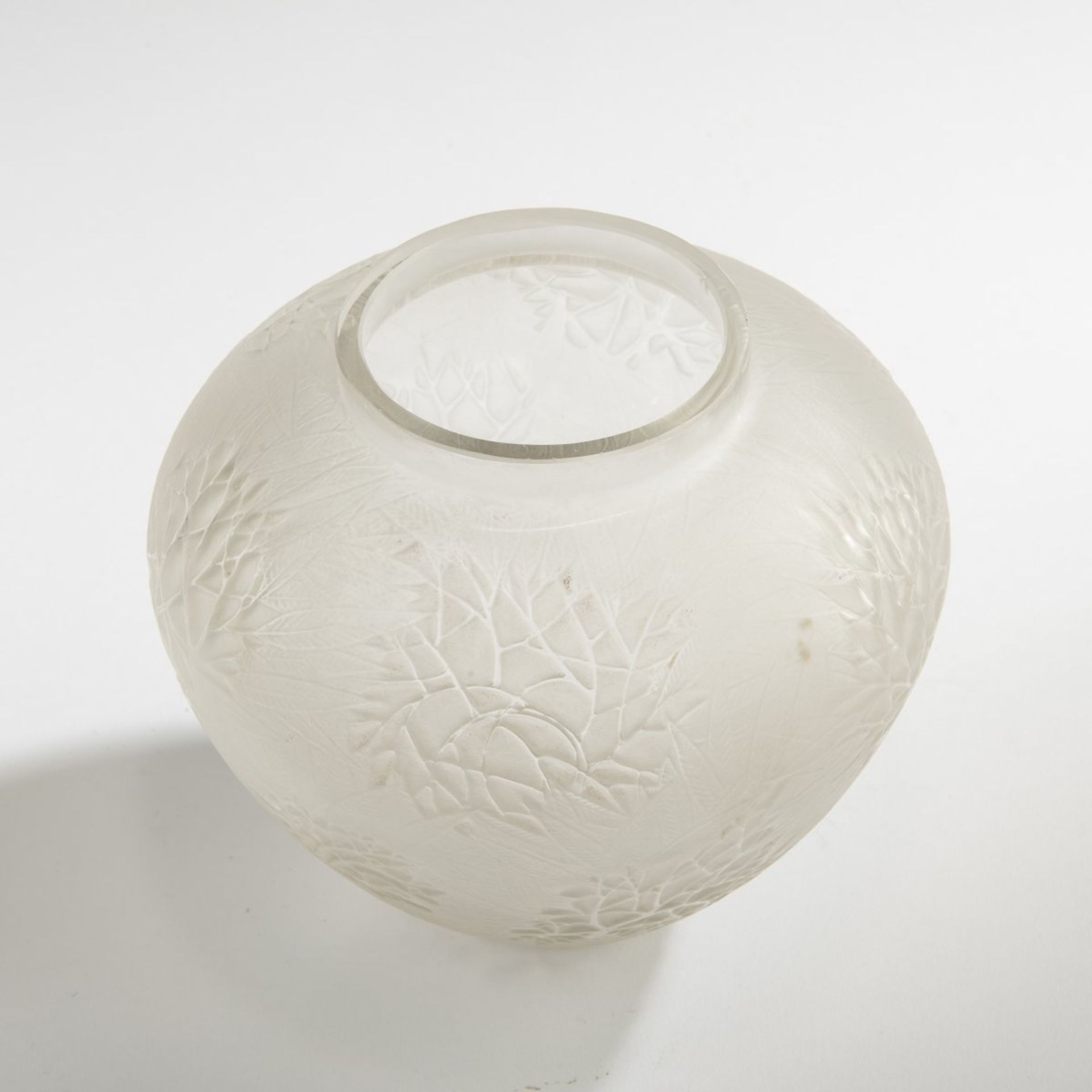 René Lalique, Vase 'Esterel', 1923Vase 'Esterel', 1923H. 15.2 cm. Clear mould-blown glass, partially - Bild 2 aus 5