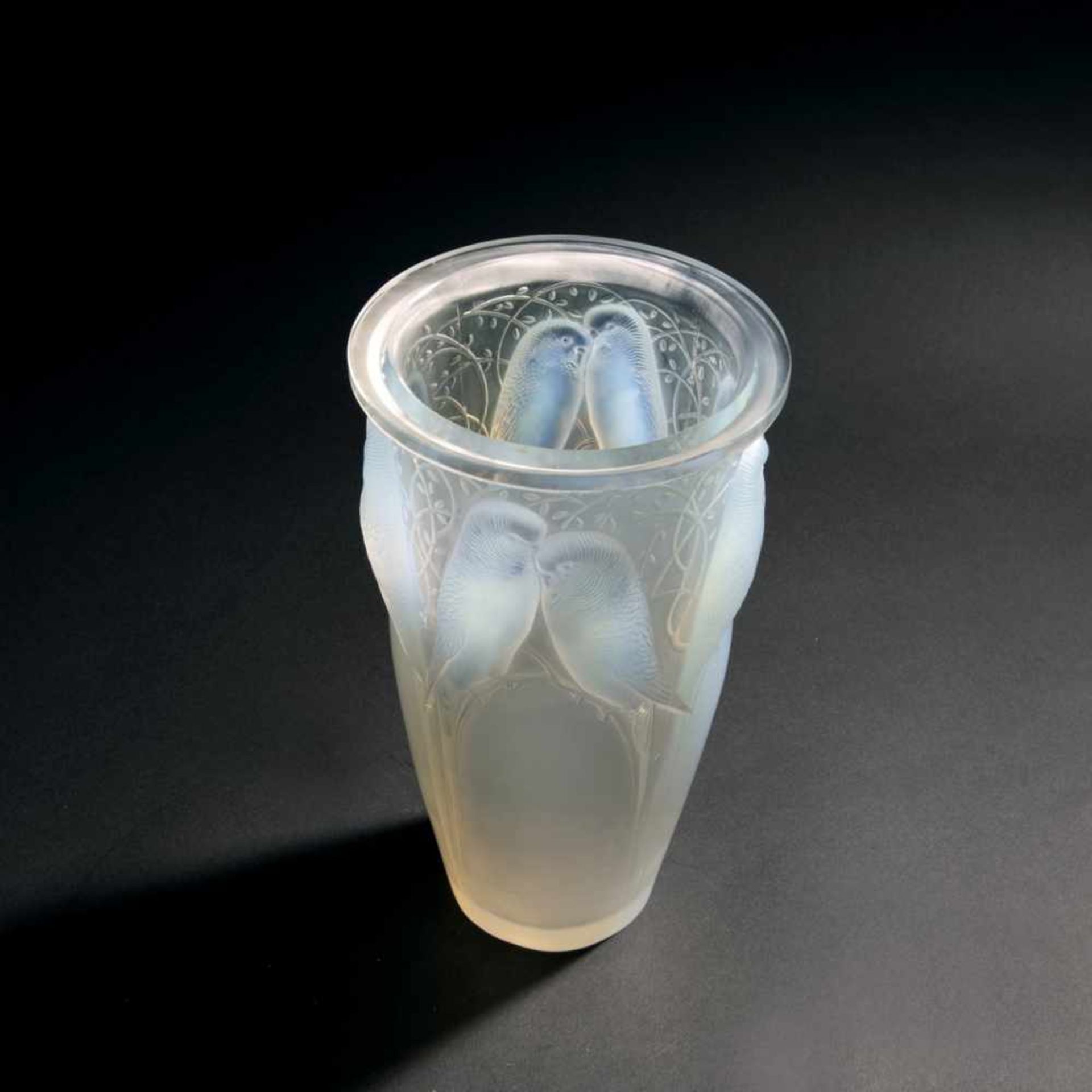 René Lalique, 'Ceylan' vase, 1924'Ceylan' vase, 1924H. 24 cm. Clear moulded glass, satined and - Bild 3 aus 4