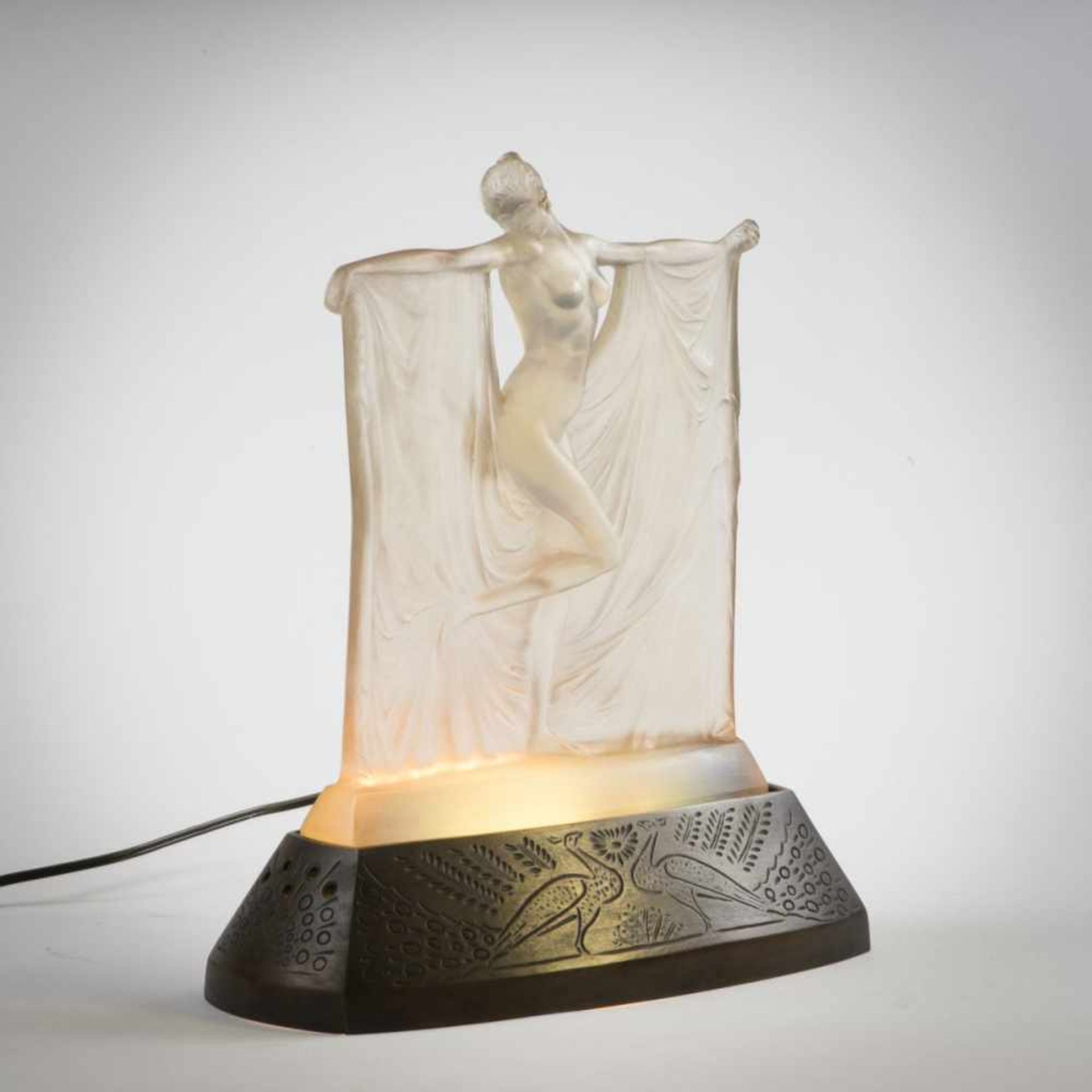 René Lalique, 'Suzanne' table lamp, 1925'Suzanne' table lamp, 1925H. 27 cm (with base). Clear - Bild 2 aus 11