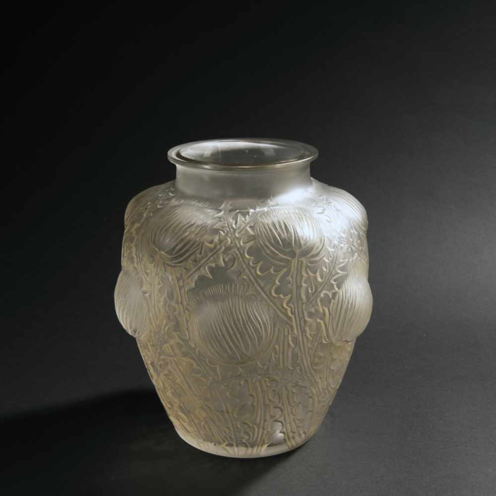 René Lalique, 'Domrémy' vase, 1926'Domrémy' vase, 1926High oval. H. 21.2 cm. Clear, model-blown - Bild 2 aus 3