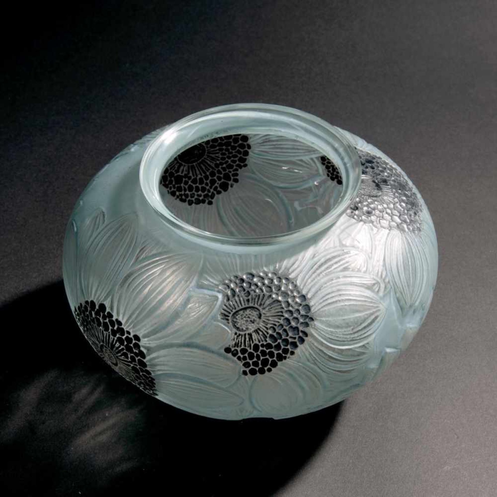 René Lalique, 'Dahlias' vase, 1923'Dahlias' vase, 1923H. 12.5 cm. Clear mould-blown glass, blue - Bild 2 aus 3