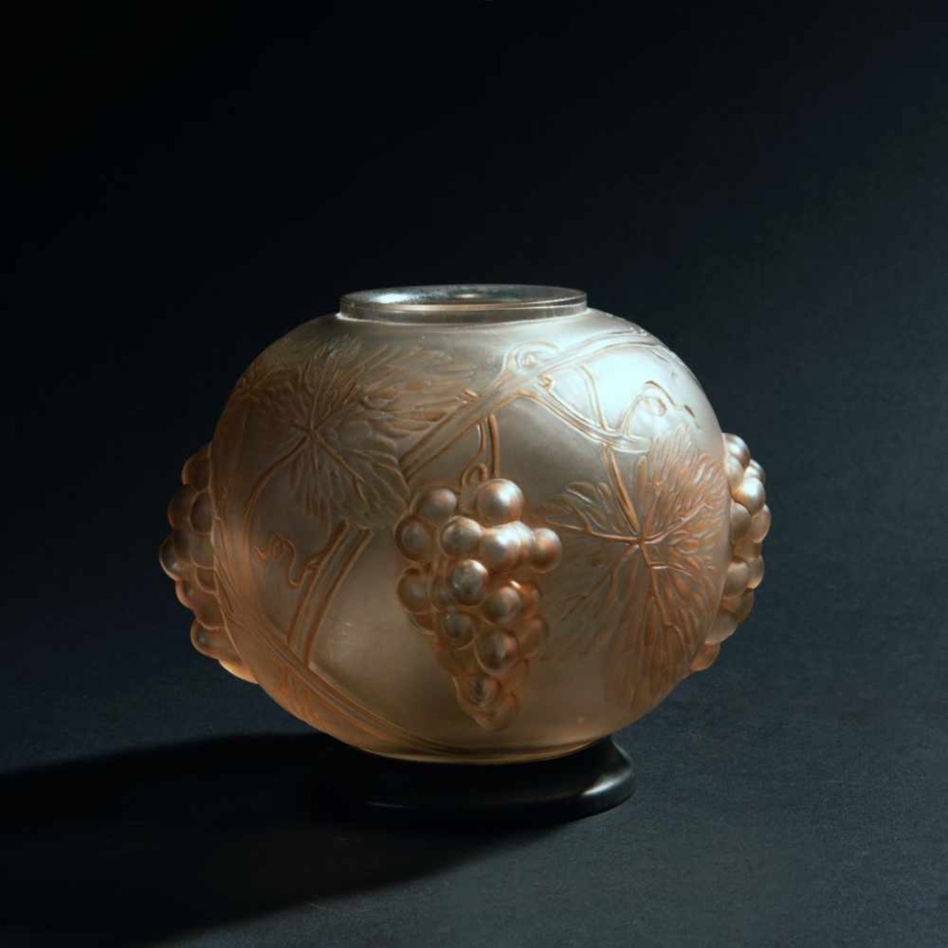 René Lalique, Perfume burner 'Raisins', 1921Perfume burner 'Raisins', 1921For Robj, Paris. H. 13 cm.