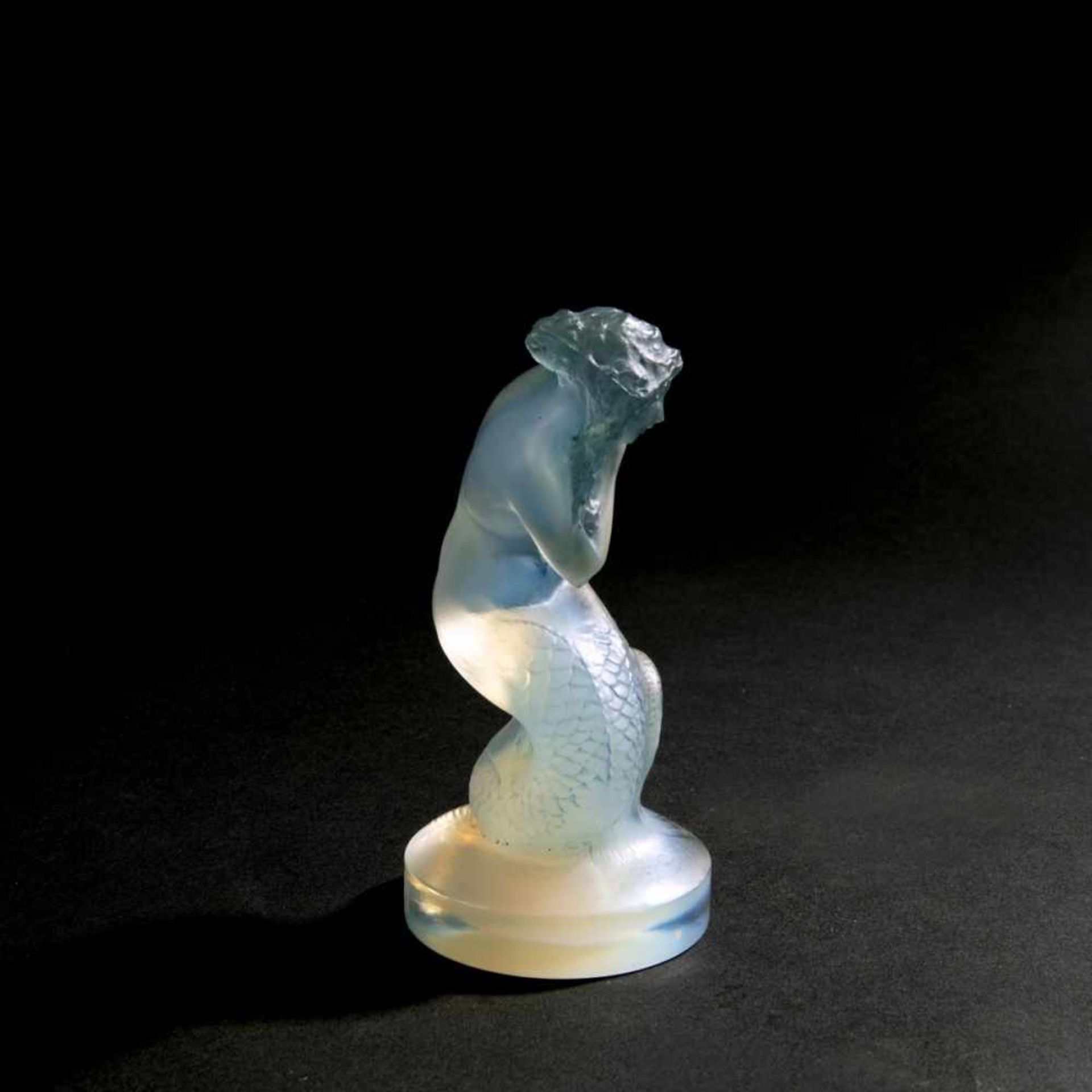 René Lalique, 'Naiade' figurine, 1920'Naiade' figurine, 1920H. 13.5 cm. Clear moulded glass, blue - Bild 2 aus 2