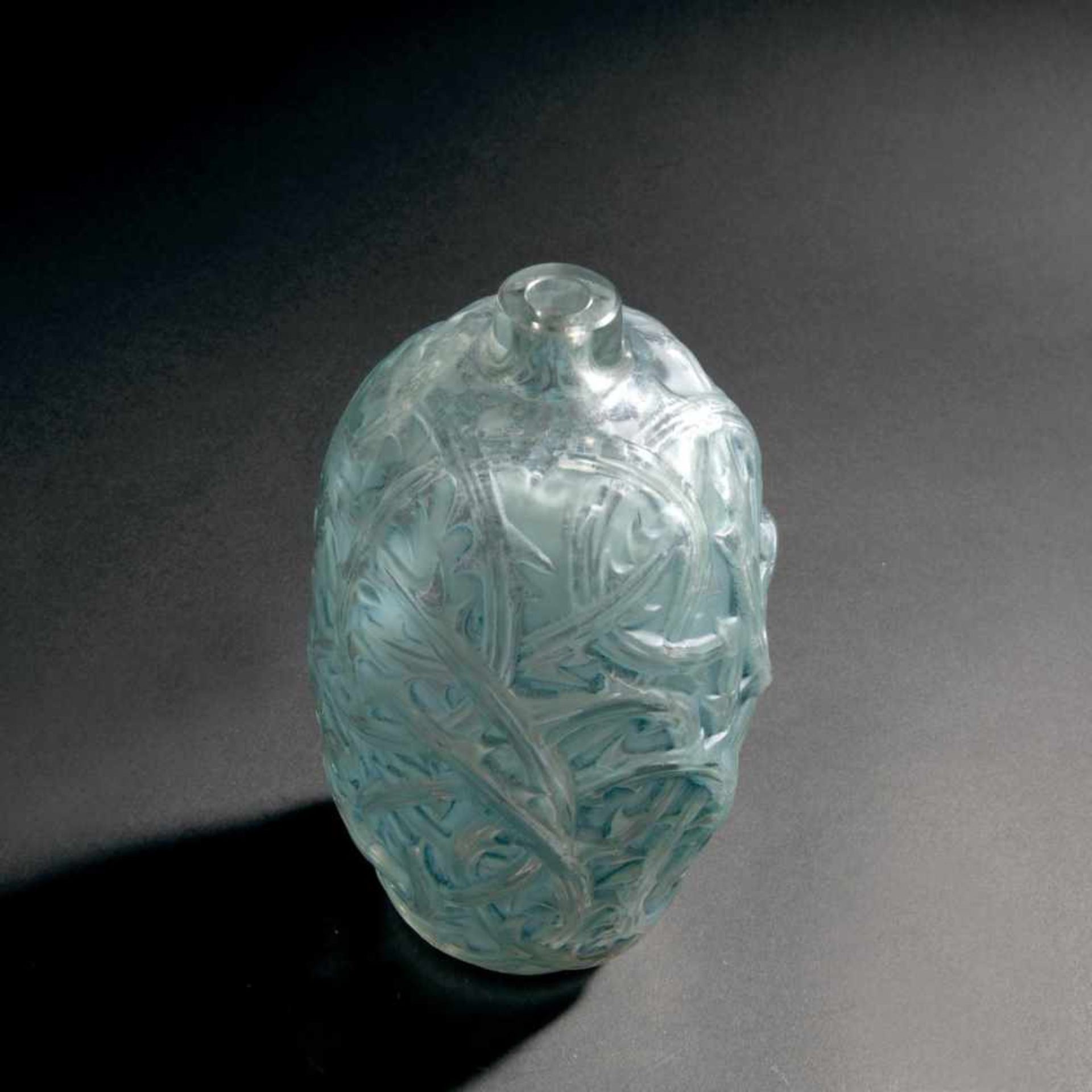 René Lalique, 'Ronces' vase, 1921'Ronces' vase, 1921H. 23.5 cm. Clear mould-blown glass, blue - Bild 2 aus 3