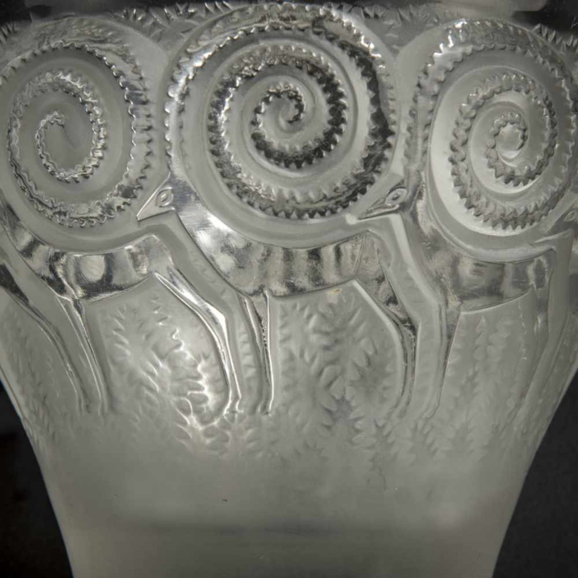 René Lalique, 'Rennes' vase, 1933'Rennes' vase, 1933H. 12.5 cm. Clear moulded glass, satined, - Bild 5 aus 5