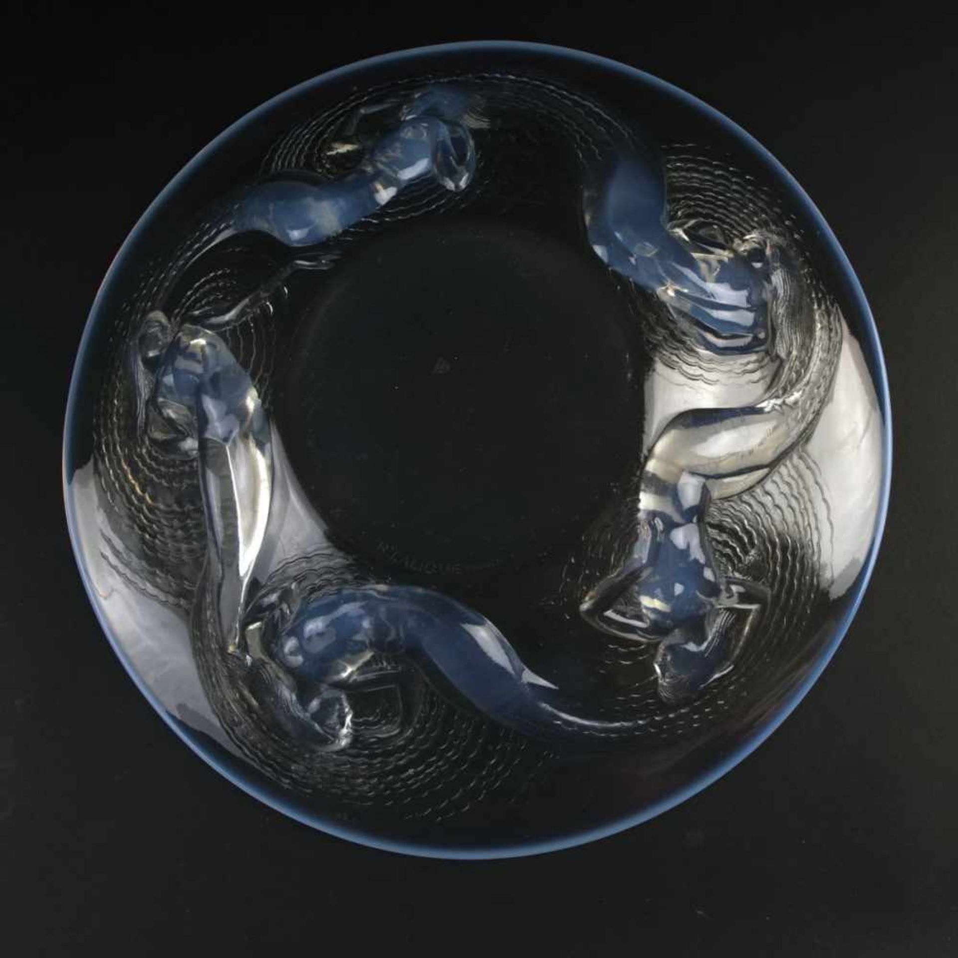 René Lalique, 'Calypso' bowl, 1930'Calypso' bowl, 1930D. 36 cm. Clear moulded glass, opalescent. - Bild 2 aus 3