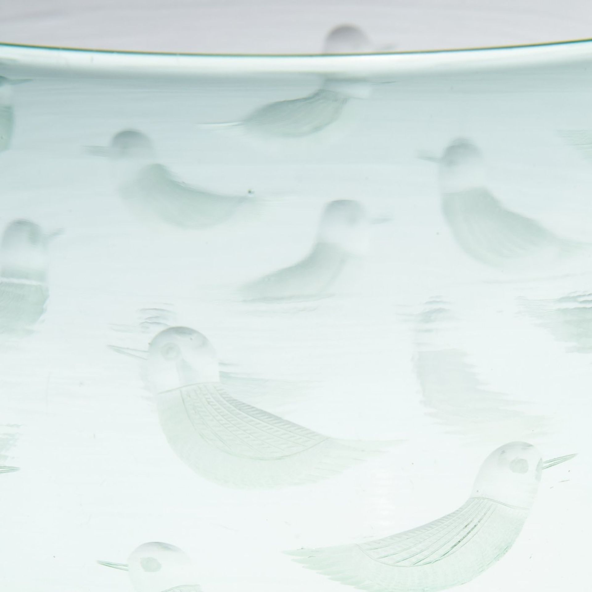 René Lalique, 'Chicoree' bowl, 1932'Chicoree' bowl, 1932D. 23.8 cm. Clear moulded glass, opalescent, - Bild 3 aus 4