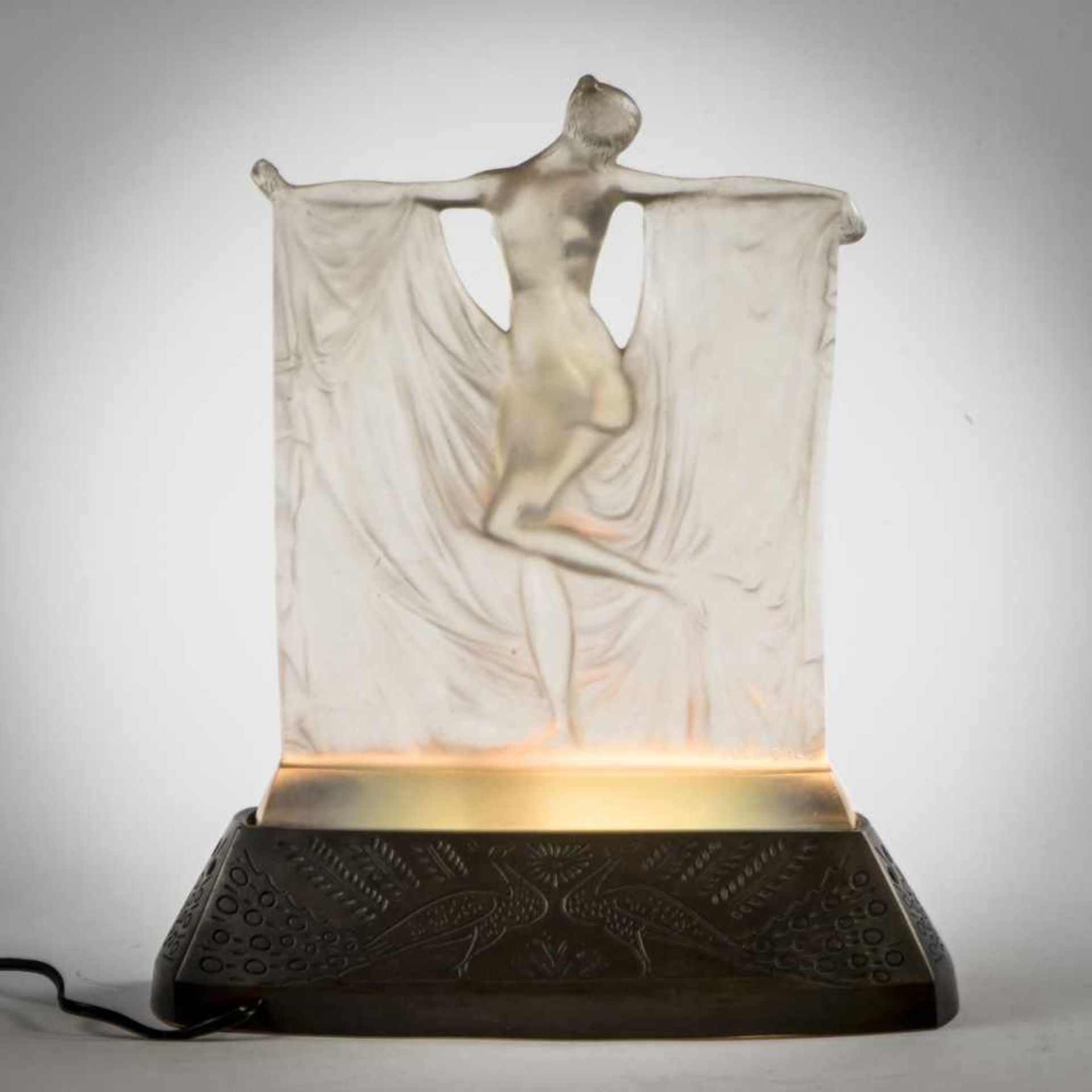 René Lalique, 'Suzanne' table lamp, 1925'Suzanne' table lamp, 1925H. 27 cm (with base). Clear - Bild 6 aus 11