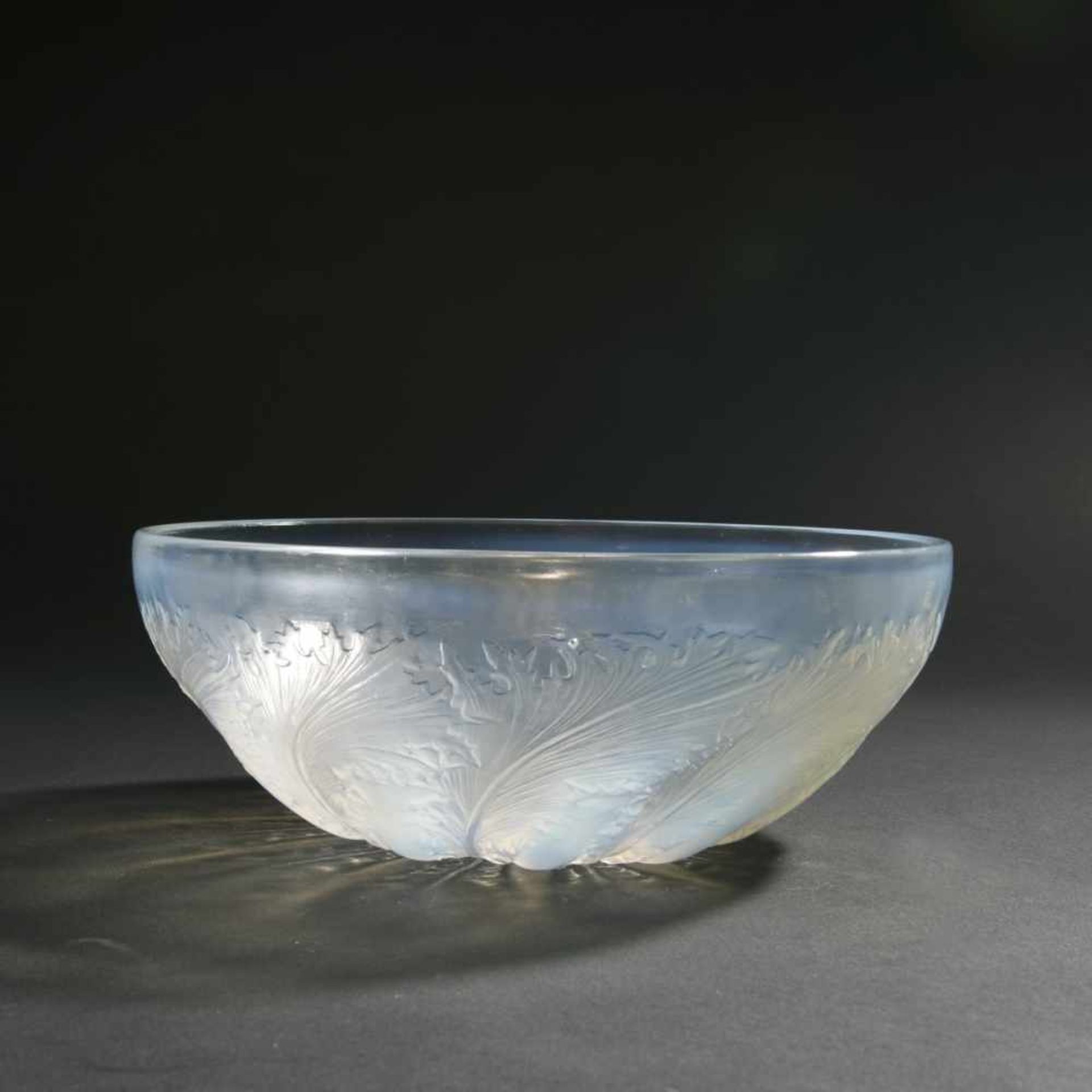 René Lalique, 'Chicoree' bowl, 1932'Chicoree' bowl, 1932D. 23.8 cm. Clear moulded glass, opalescent, - Bild 2 aus 4