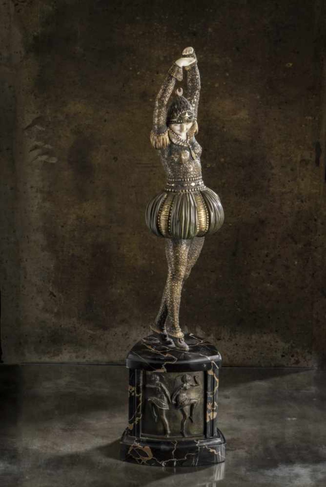 Demètre H. Chiparus, 'Bayadère', c. 1925'Bayadère', c. 1925Dancer in long-sleeved costume with - Bild 13 aus 13