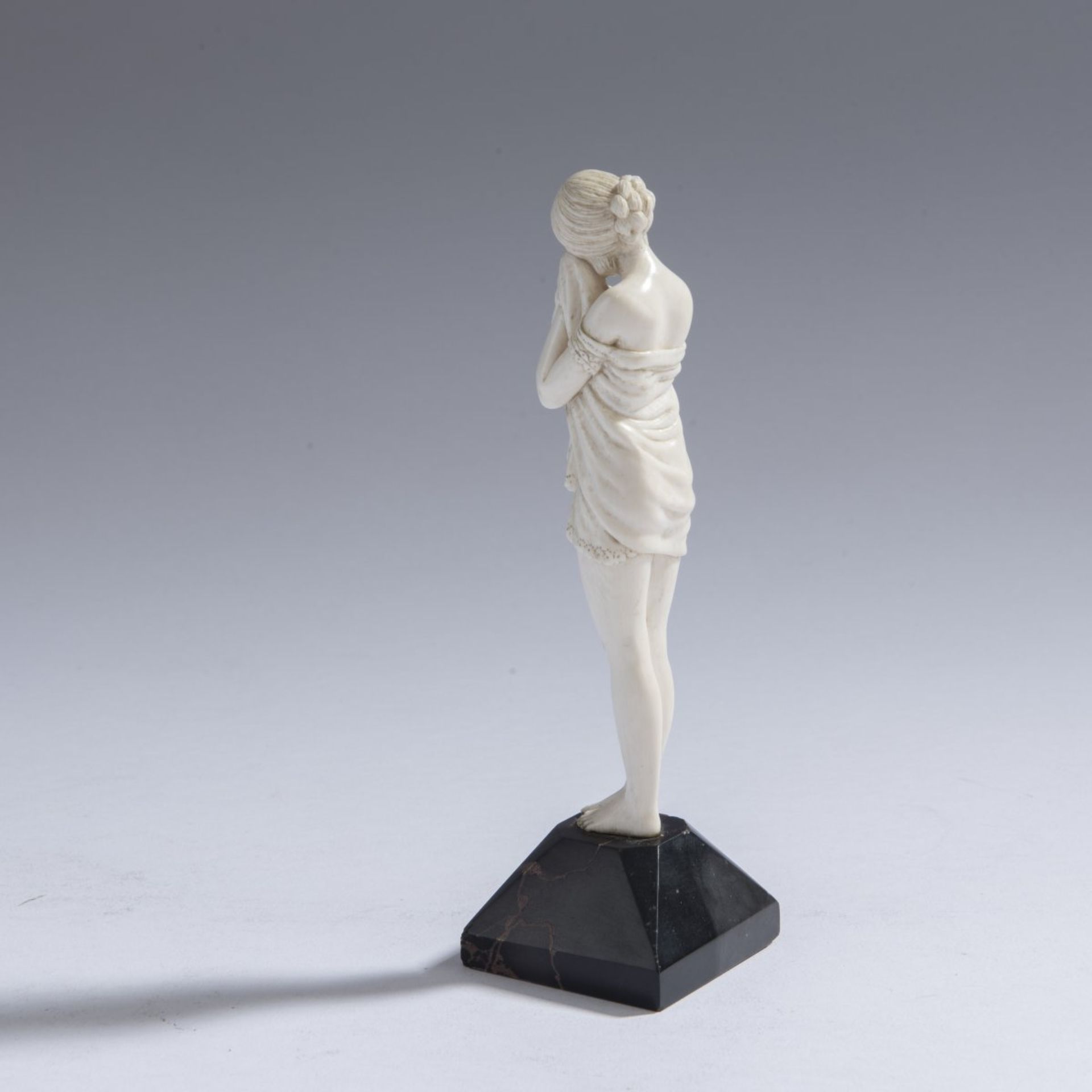 Demètre H. Chiparus, 'The little Sad One', c. 1925'The little Sad One', c. 1925Girl, wrapped in a - Bild 4 aus 6