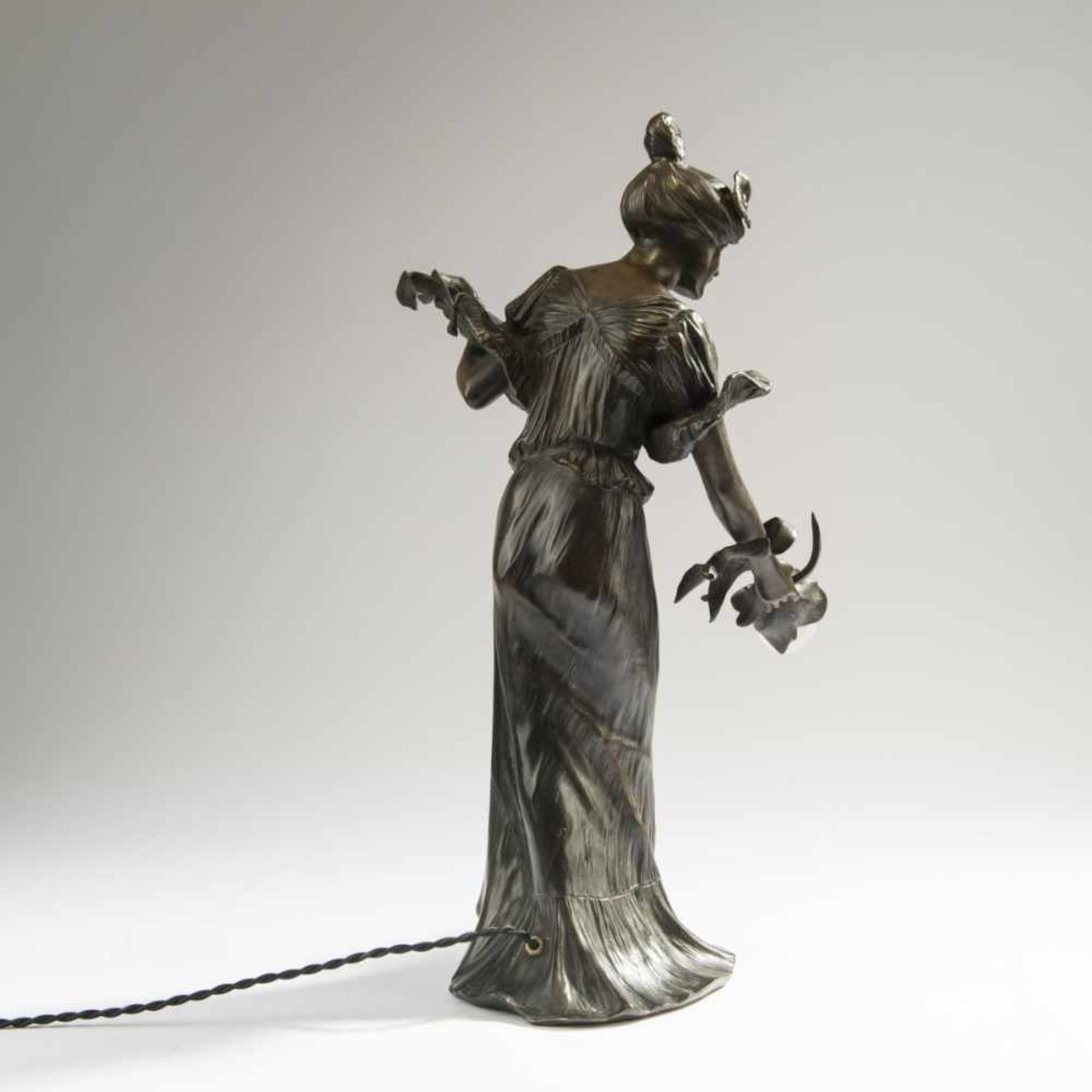 Jalesio, Table light, c. 1900Table light, c. 1900Young woman in a long dress, carrying flowers, from - Bild 3 aus 4