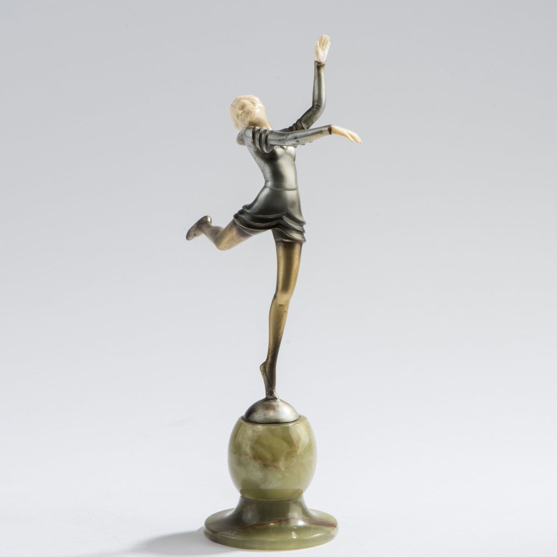 Stefan Dakon, 'Dancer', 1920s'Dancer', 1920sIn a short dress, in a pose on one leg. H. 25,9 cm (with - Bild 4 aus 5