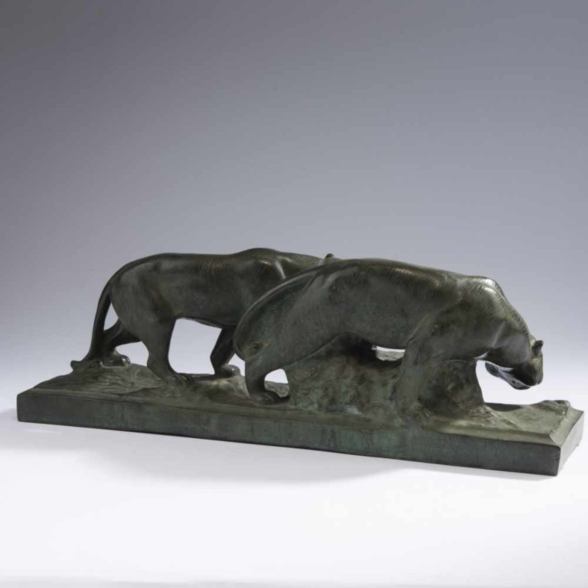 France, Lionesses, c. 1925Lionesses, c. 1925H. 20 cm, 57.5 x 13.7 cm. Bronze, patinated dark - Bild 3 aus 3