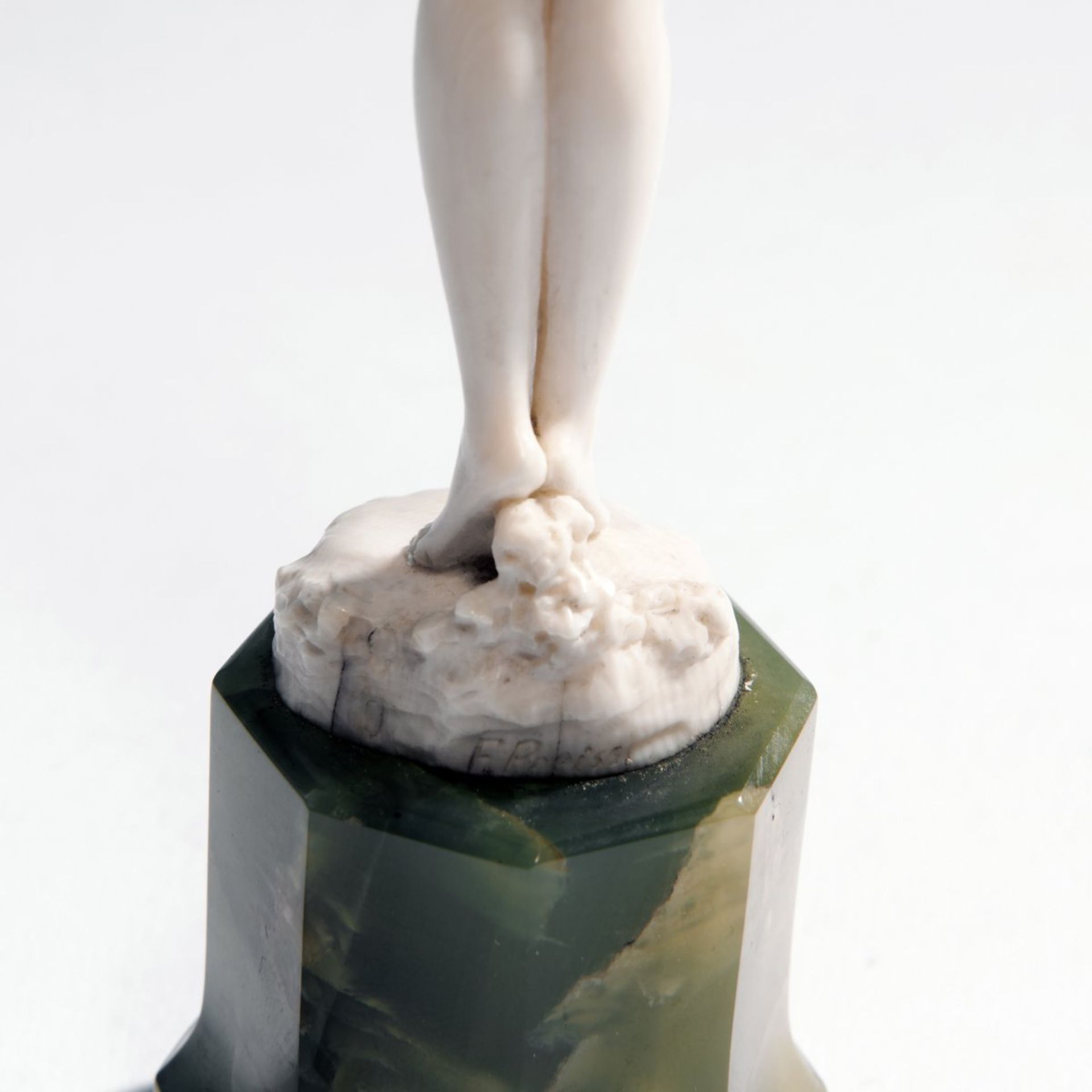 Ferdinand Preiss, 'Ecstacy', past 1913 'Youth', past 1913 H. 22.5 cm (incl. base). Carved ivory, - Bild 5 aus 6