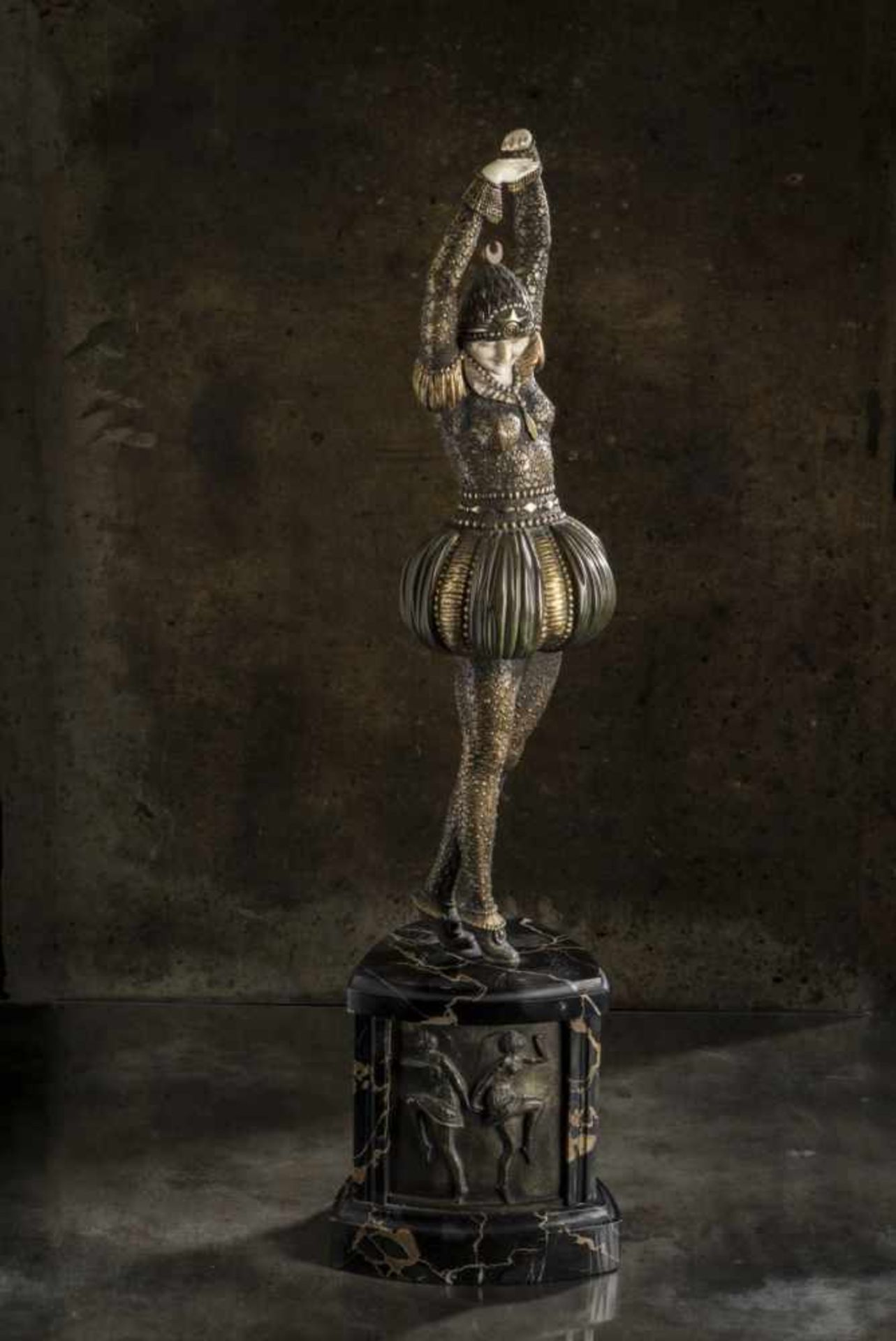 Demètre H. Chiparus, 'Bayadère', c. 1925'Bayadère', c. 1925Dancer in long-sleeved costume with - Bild 12 aus 13