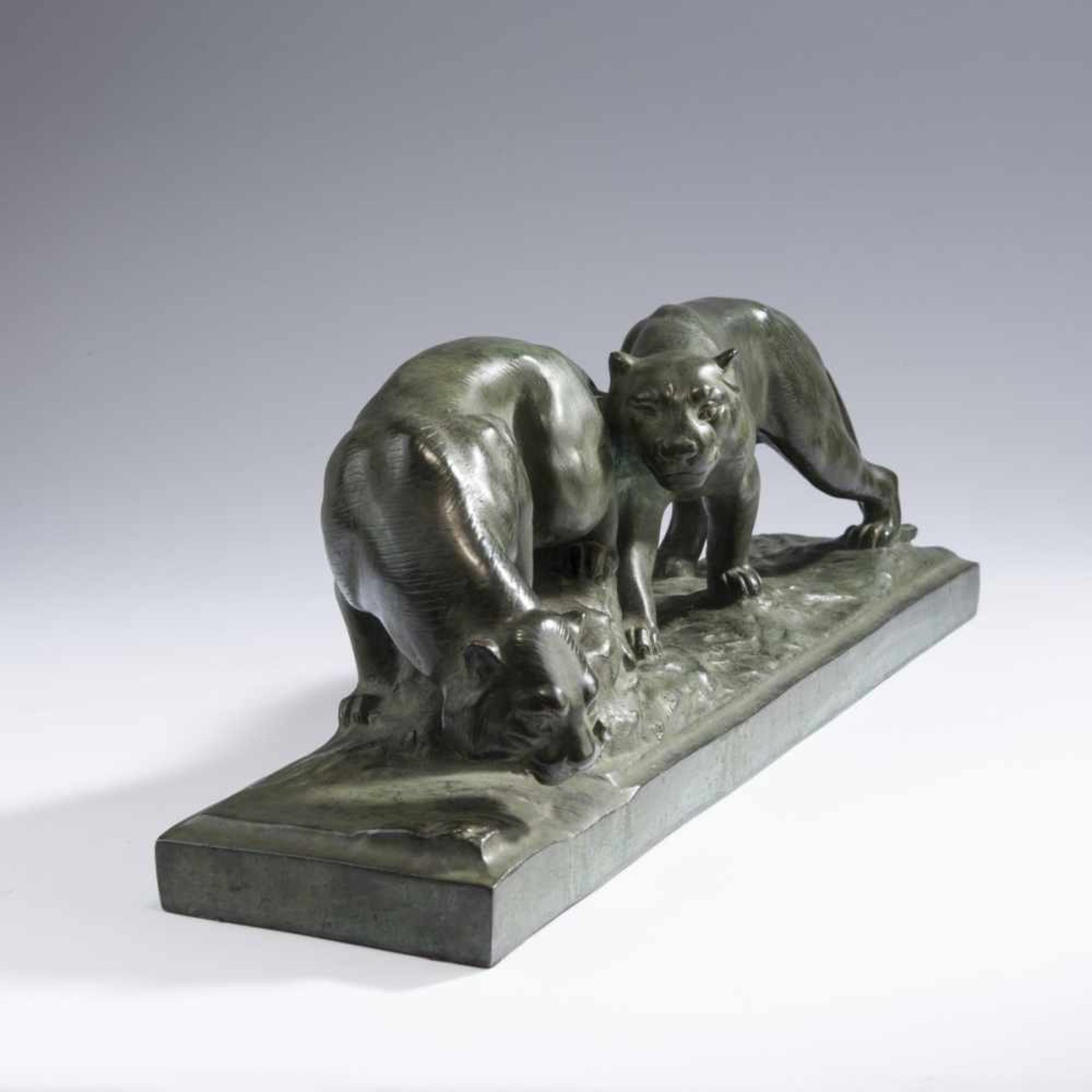 France, Lionesses, c. 1925Lionesses, c. 1925H. 20 cm, 57.5 x 13.7 cm. Bronze, patinated dark - Bild 2 aus 3