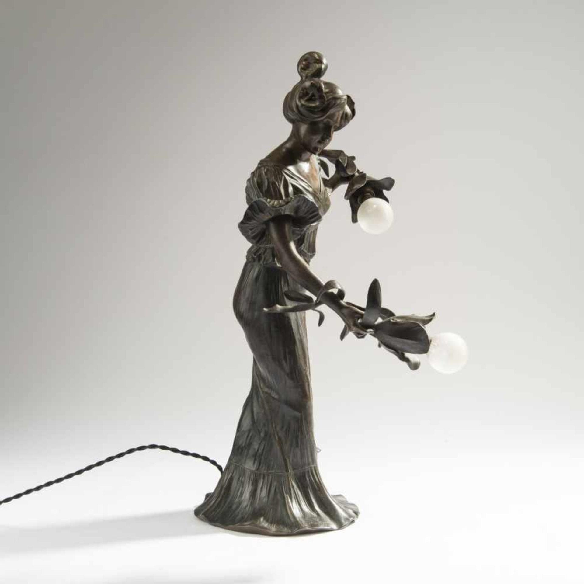 Jalesio, Table light, c. 1900Table light, c. 1900Young woman in a long dress, carrying flowers, from - Bild 2 aus 4