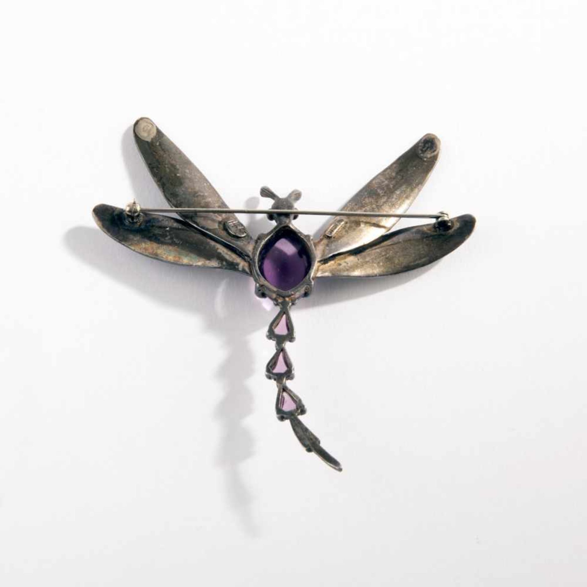 Hobé, USA, Dragonfly brooch, c. 1935Dragonfly brooch, c. 19359 x 9 cm. Silver, gemstones. Signed: - Bild 2 aus 2