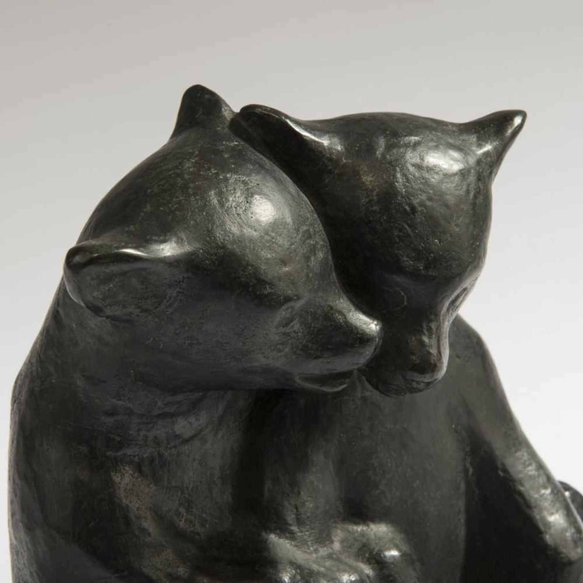 Fritz Szalinski, Two bear cubs, c. 1930Two bear cubs, c. 1930H. 19 cm. Bronze, patinated black. - Bild 4 aus 4