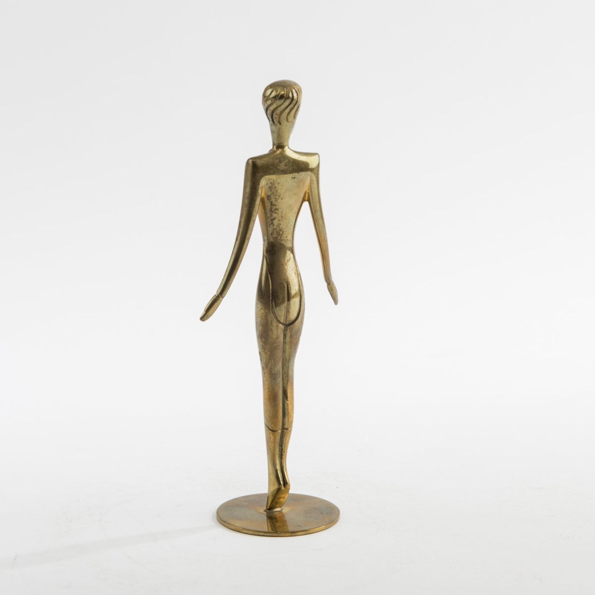 Hagenauer, Vienna, 'Girl in a suit', c. 1930'Girl in a suit', c. 1930H. 17 cm. Cast brass. Signed: - Bild 4 aus 5