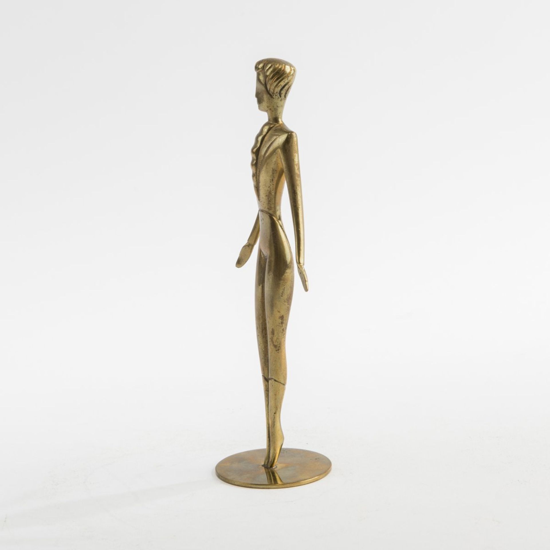 Hagenauer, Vienna, 'Girl in a suit', c. 1930'Girl in a suit', c. 1930H. 17 cm. Cast brass. Signed: - Bild 3 aus 5