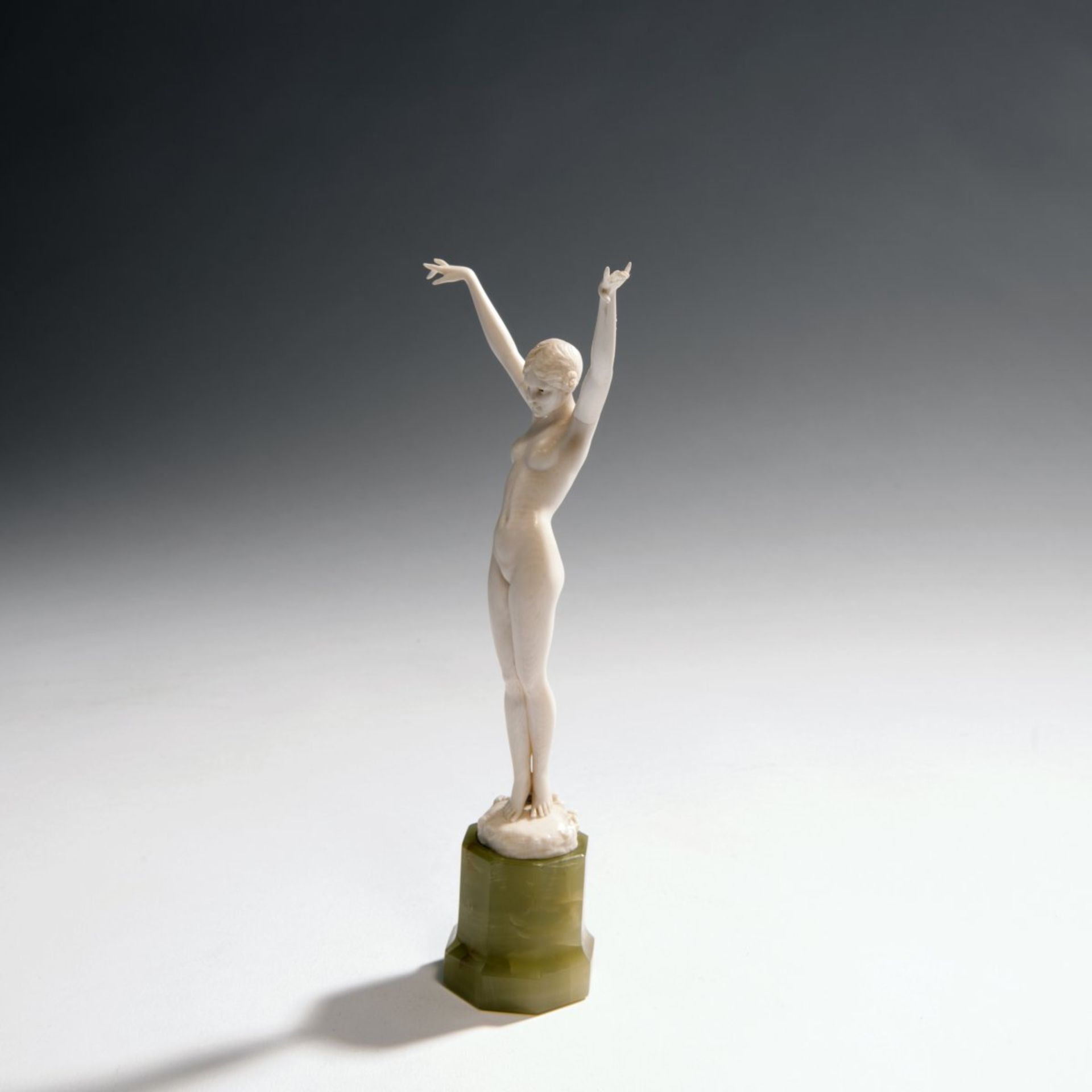 Ferdinand Preiss, 'Ecstacy', past 1913 'Youth', past 1913 H. 22.5 cm (incl. base). Carved ivory, - Bild 2 aus 6