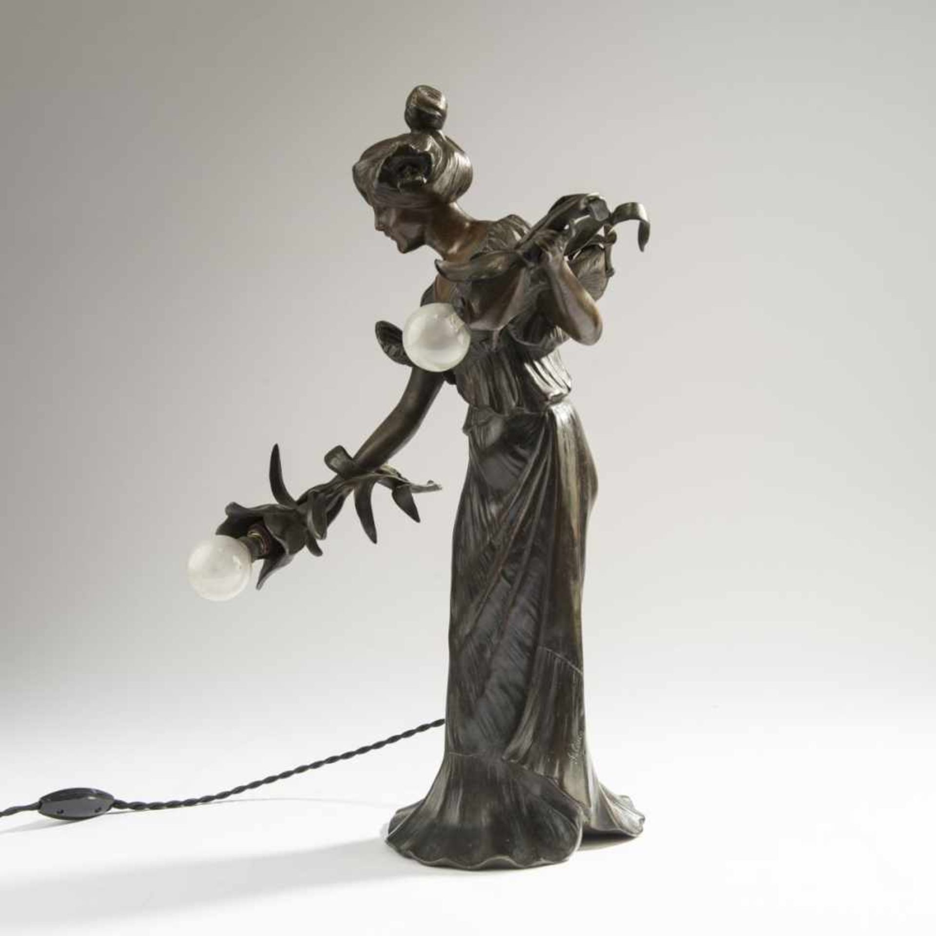 Jalesio, Table light, c. 1900Table light, c. 1900Young woman in a long dress, carrying flowers, from - Bild 4 aus 4