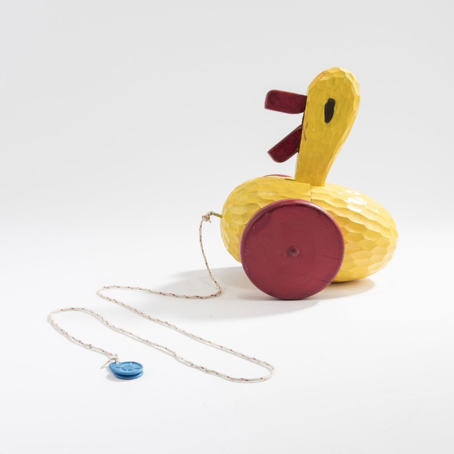 Waldorf School, Toy duck, 1929/30Toy duck, 1929/30H. 26 x 21.5 x 16 cm. Wood, partly carved, red, - Bild 3 aus 4