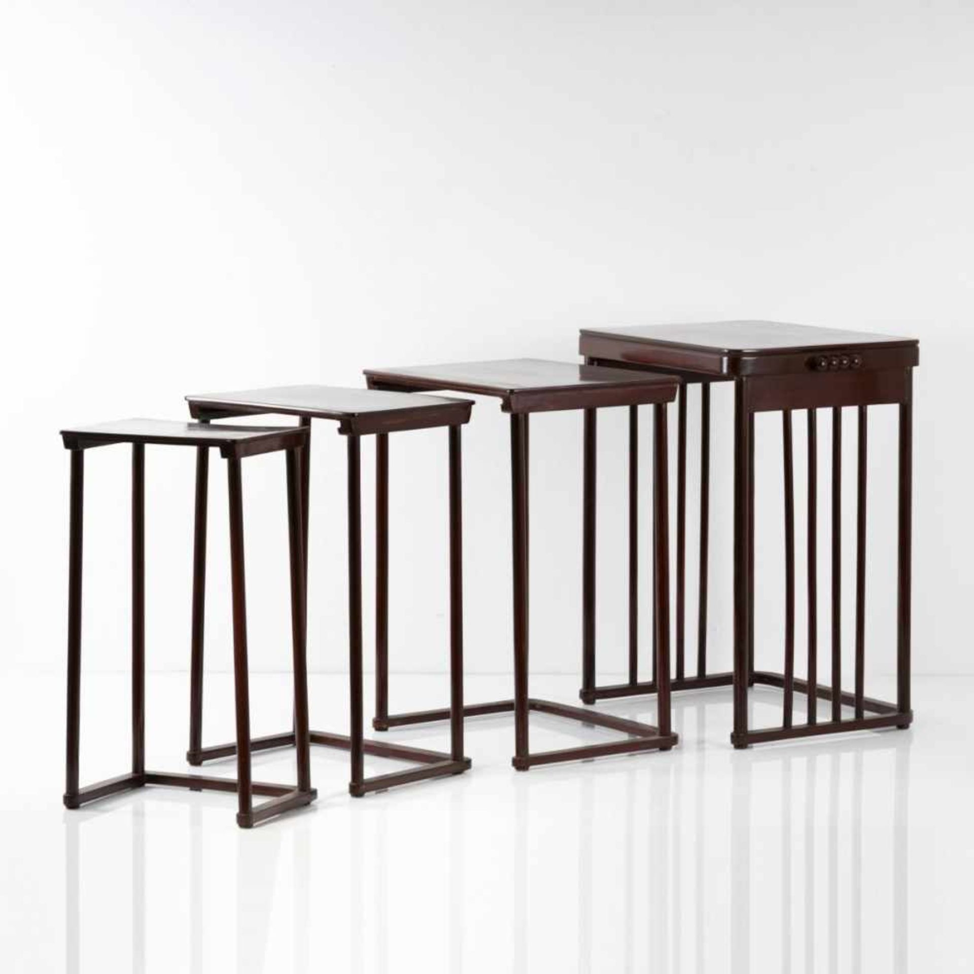 Josef Hoffmann, Four '986' nesting tables, c. 1905Four '986' nesting tables, c. 1905H. 65.5-74.5 cm; - Bild 3 aus 6