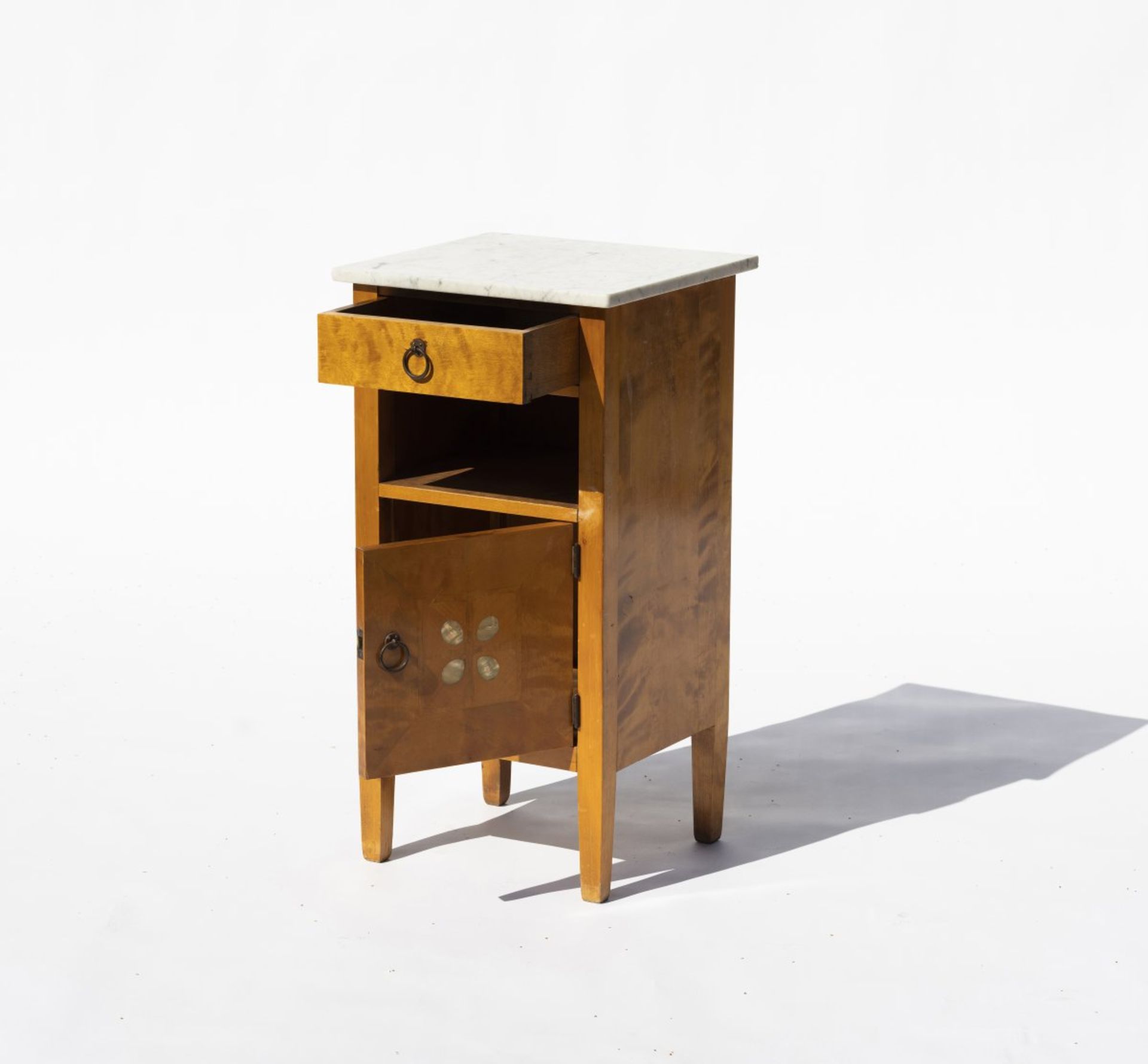 Mackay Hugh Baillie Scott, Night stand, 1898/99Night stand, 1898/99H. 79.5 x 42 x 38 cm. Walnut, - Bild 2 aus 2