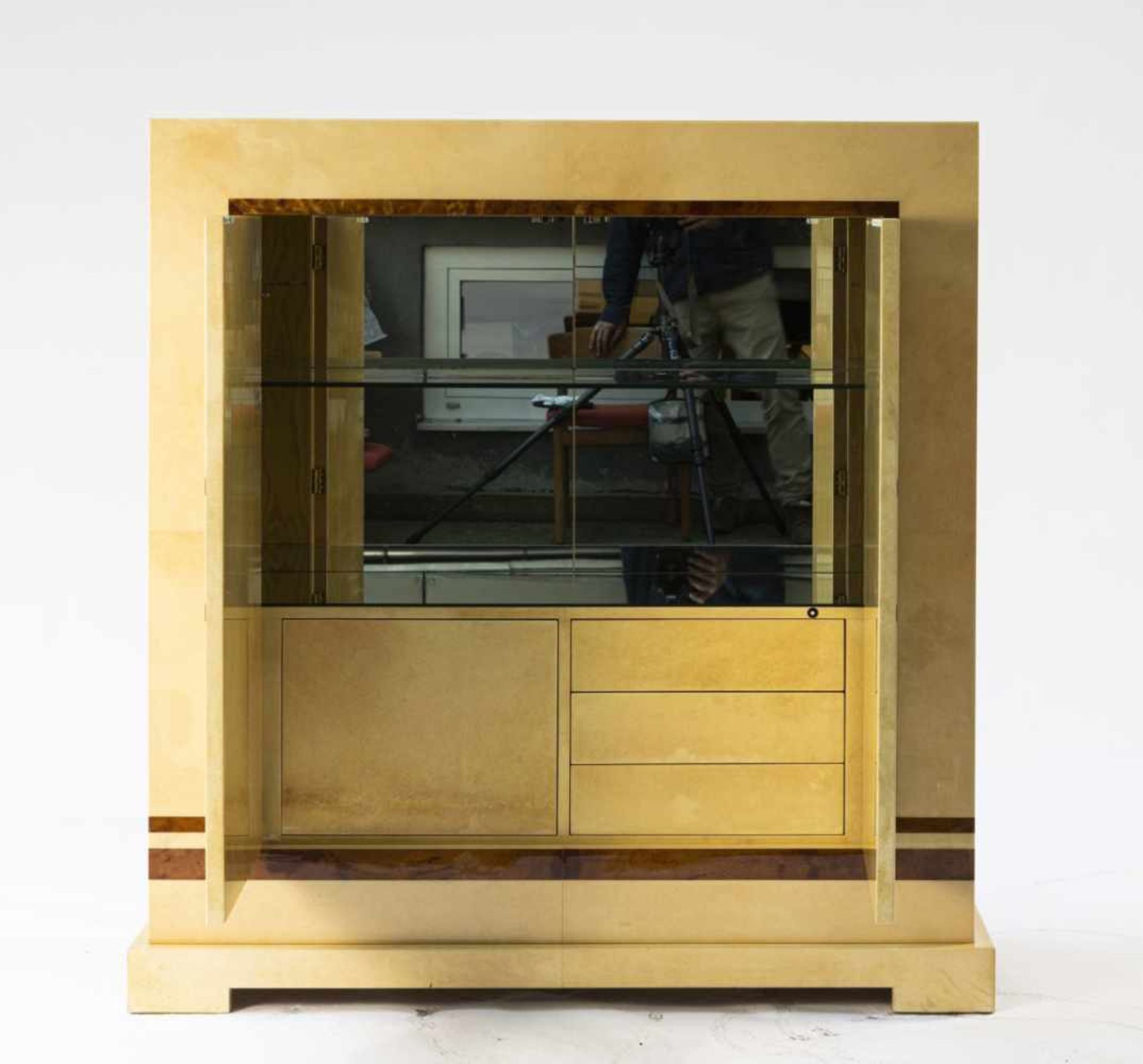 Aldo Tura, Liquor cabinet, c. 1970Liquor cabinet, c. 1970H. 136 x 136 x 48 cm. Made by Tura, - Bild 2 aus 3