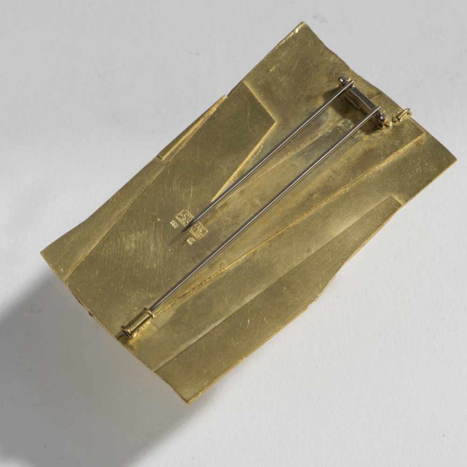 Othmar Zschaler, Brooch, c. 1970Brooch, c. 197018ct yellow gold. 42 grams. 4.2 x 7.1 cm. Signed: - Bild 2 aus 3