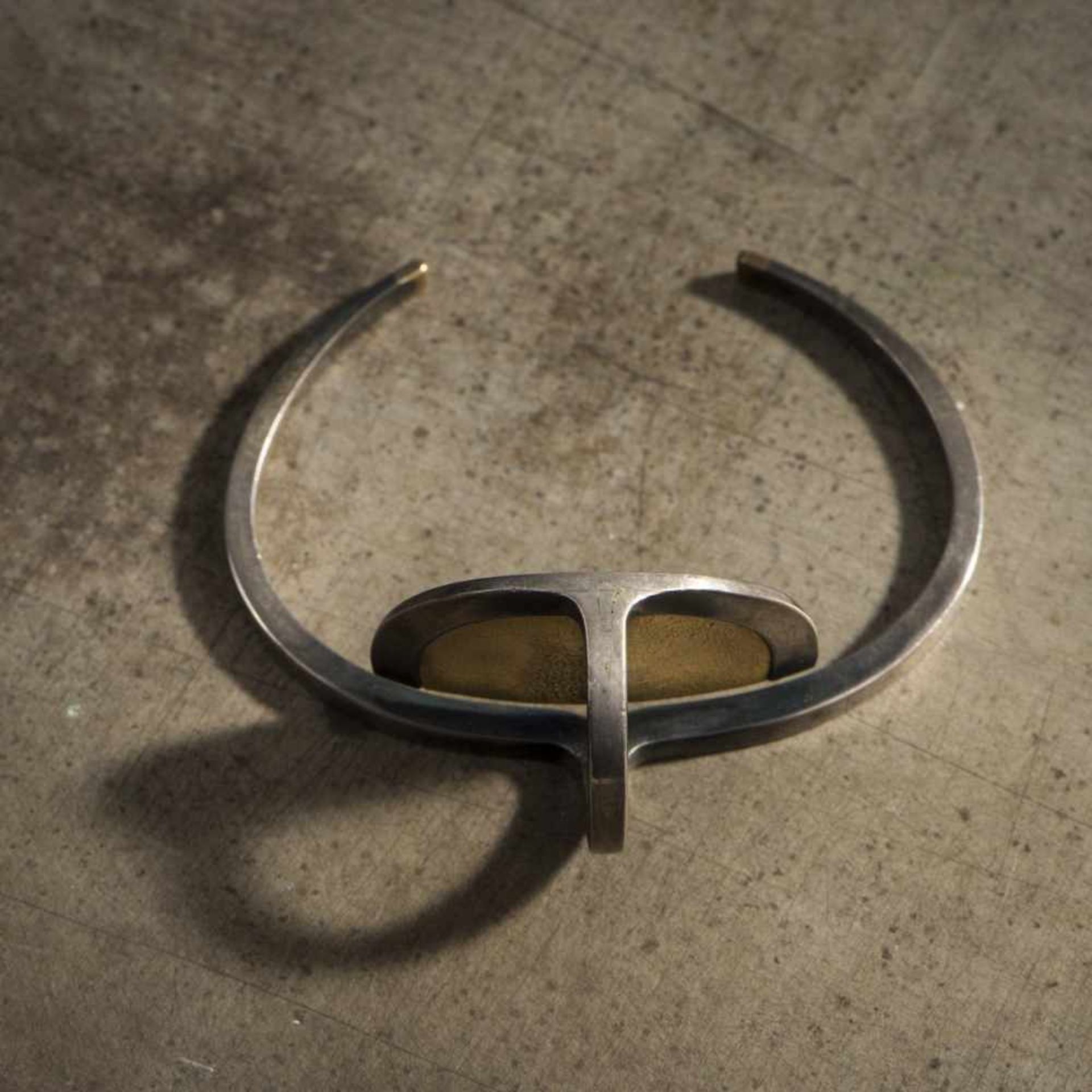 Klaus Ullrich, Bangle, c. 1980Bangle, c. 1980Sterling silver, yellow gold. 26 grams. D. 4.5-6 cm. - Bild 4 aus 4