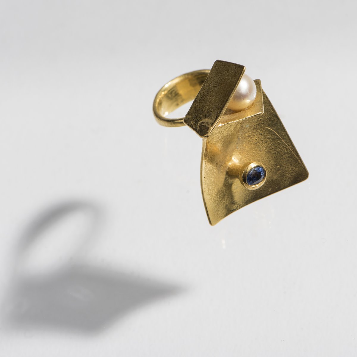 Karl-Heinz Reister, Ring, 1969Ring, 1969Gold, sapphire, pearl. 16 grams. Inner circumference 57 - Image 2 of 4