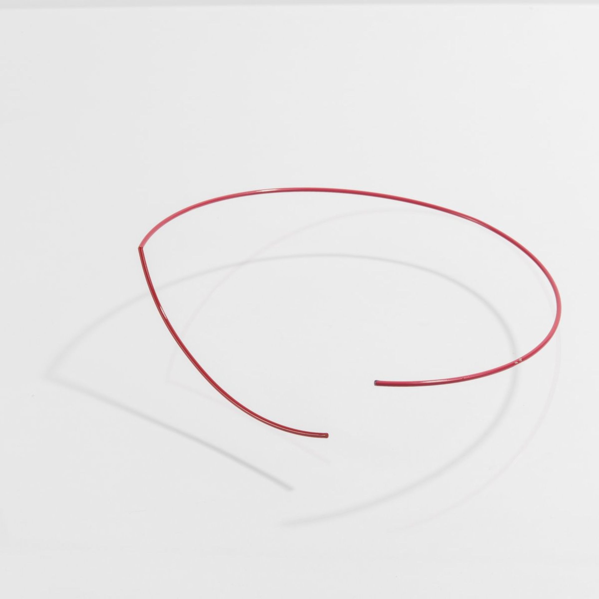 Herman Hermsen, Necklace, 1982Necklace, 1982Wire, painted red. 44 grams. Ø 26 cm. Unsigned.From - Bild 2 aus 2