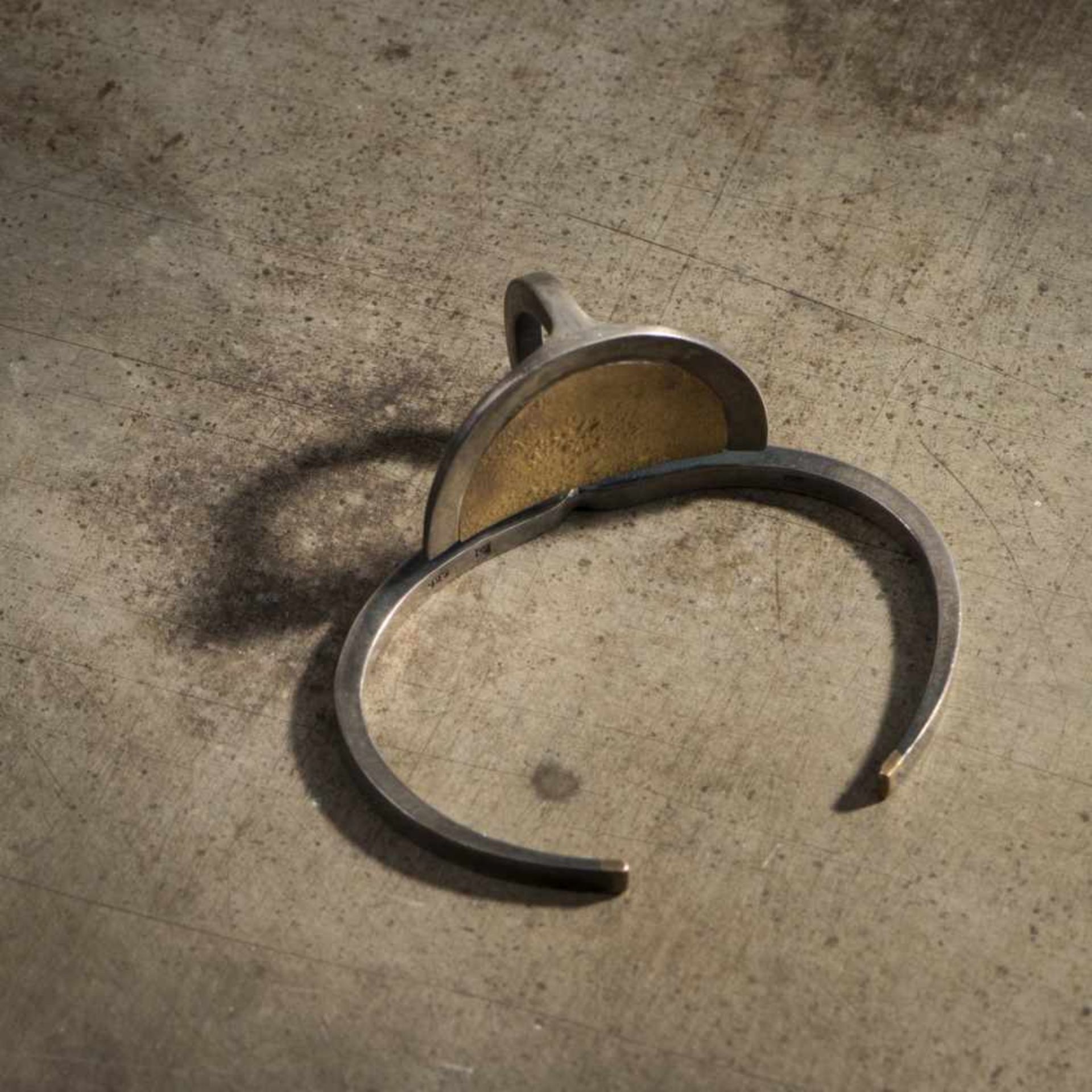 Klaus Ullrich, Bangle, c. 1980Bangle, c. 1980Sterling silver, yellow gold. 26 grams. D. 4.5-6 cm. - Bild 3 aus 4