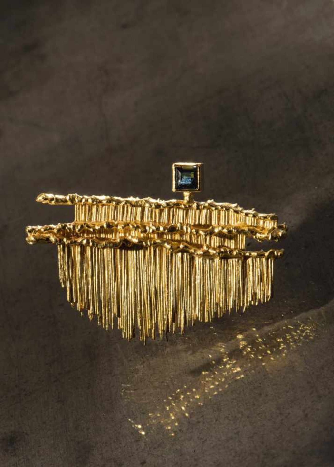 Klaus Ullrich, Brooch, c. 1960Brooch, c. 196021.6ct yellow gold, sapphire. 25 grams. 5.2 x 3.2 cm. - Bild 5 aus 8