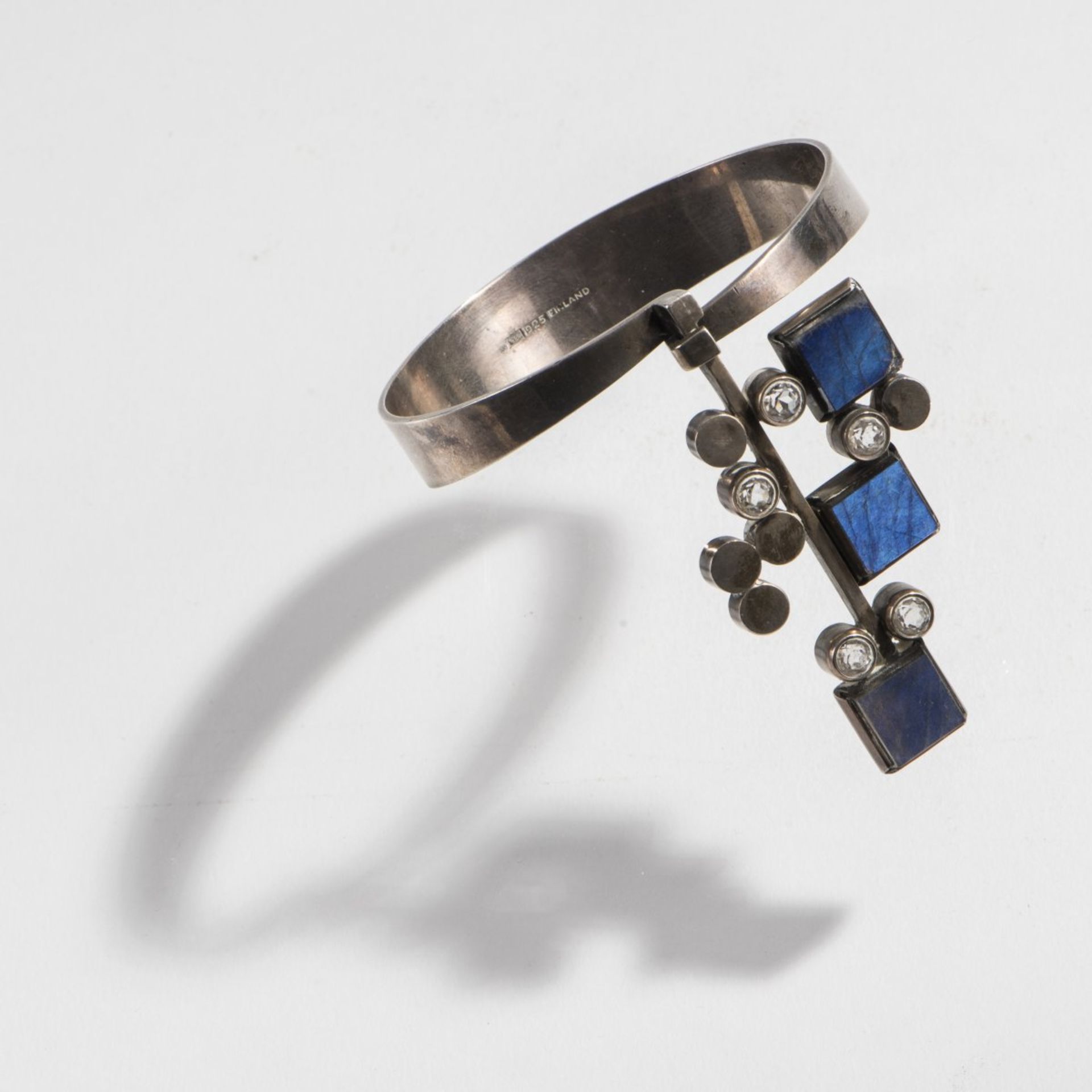 Elis Kauppi, Bangle, 1970sBangle, 1970sSterling silver, spectralite. 41 grams. D. 6 cm. Execution: - Bild 3 aus 4