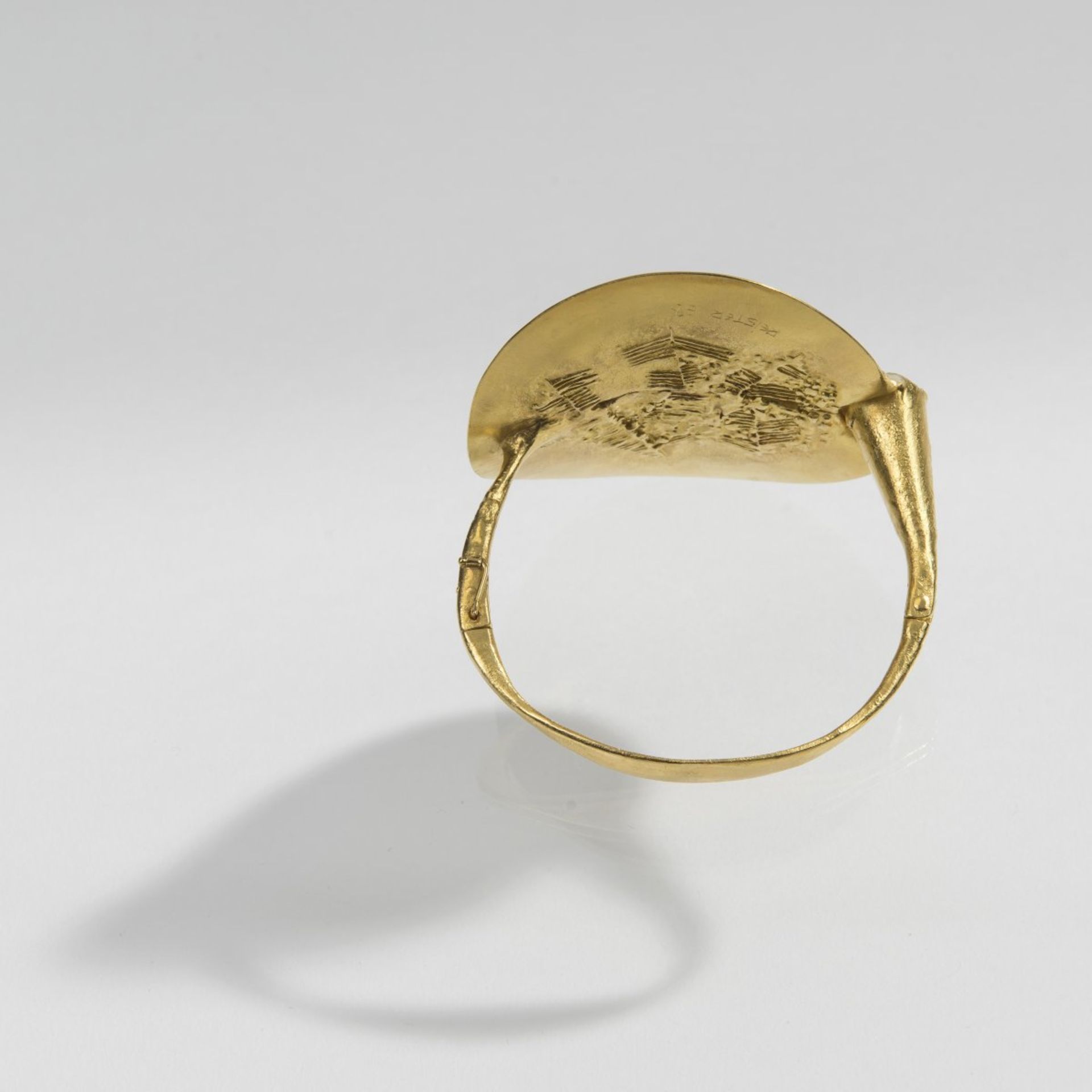 Karl-Heinz Reister, Bangle, 1968Bangle, 1968Gold, opal, pearl. Bangle inner d. 5,3-5,5 cm; plaque d. - Bild 3 aus 6